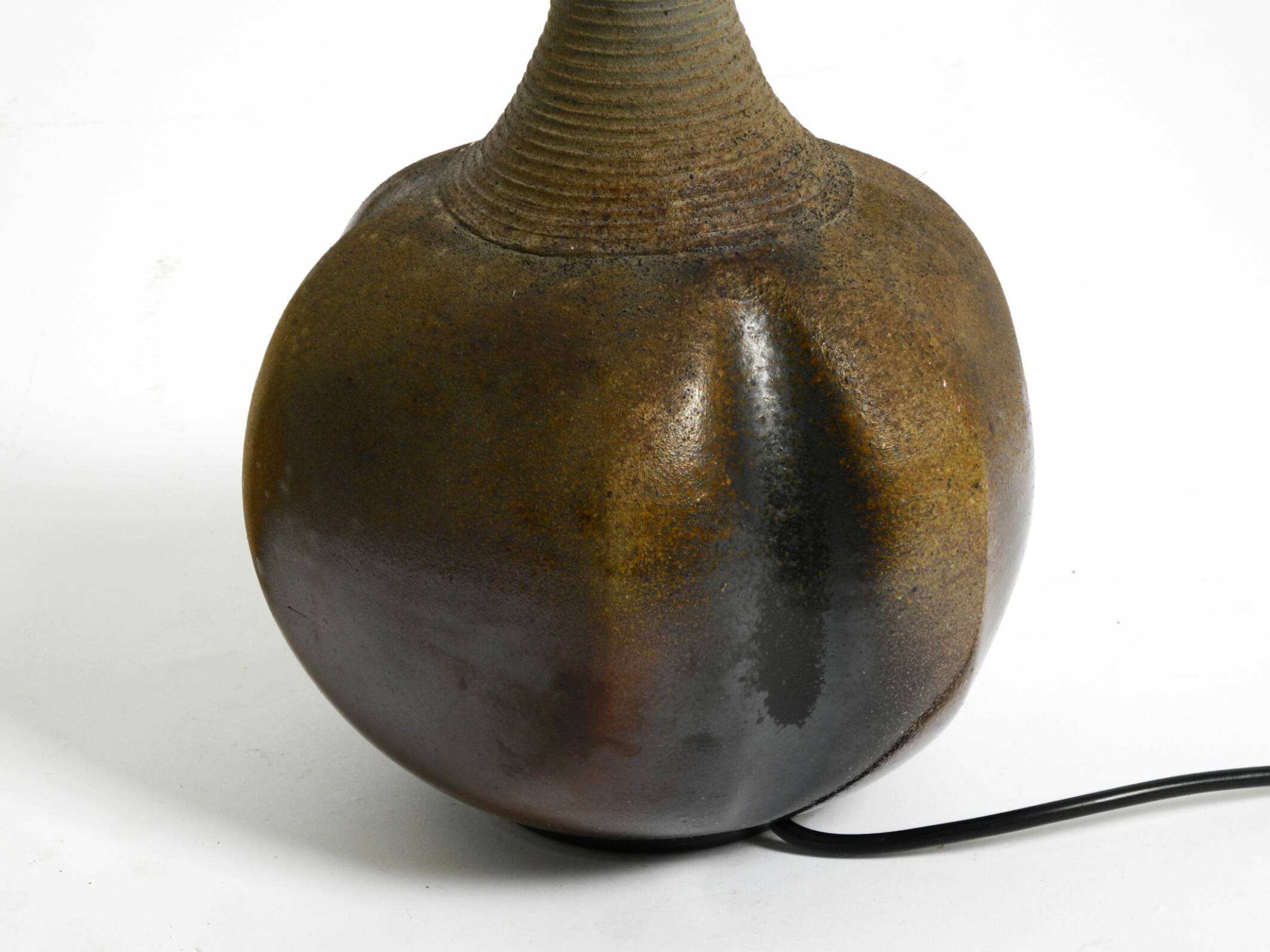 Très belle lampe de table en céramique des années 1960 avec abat-jour en tissu d'origine.