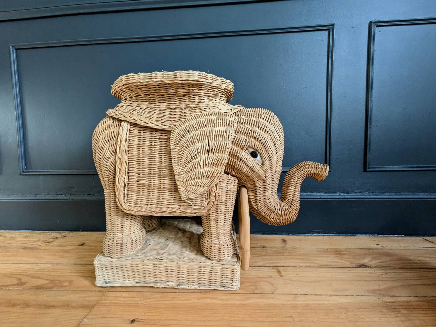 Willow elephant table