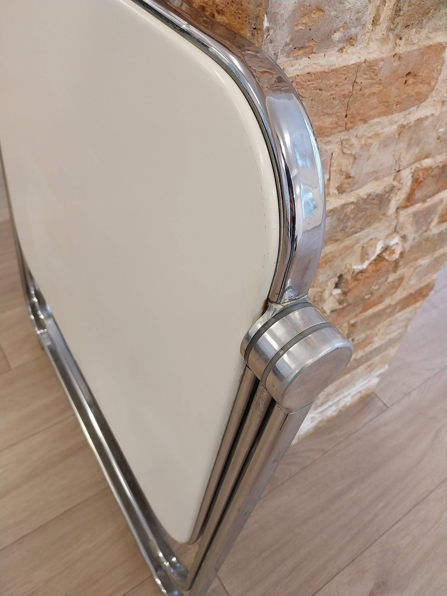 Table Platone et chaise Plia blanches – Anonima Castelli