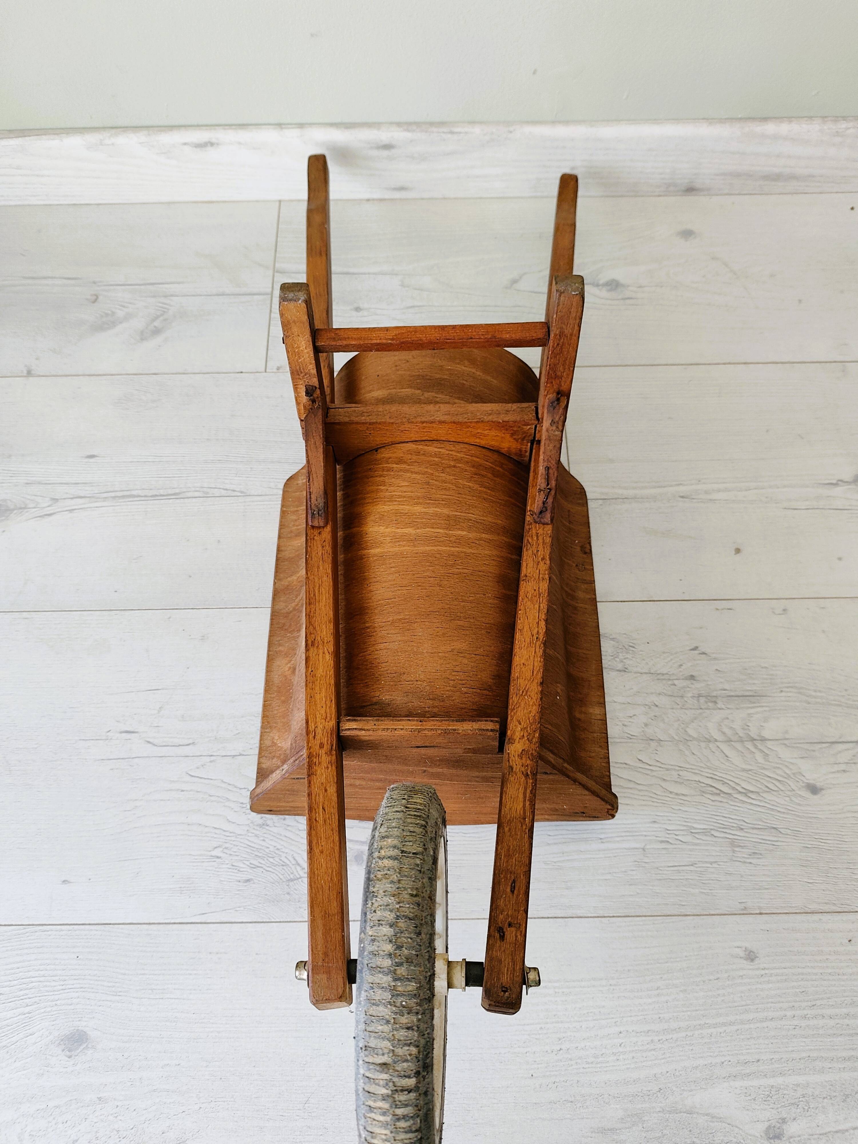Ancienne brouette d'enfant jouet en bois
