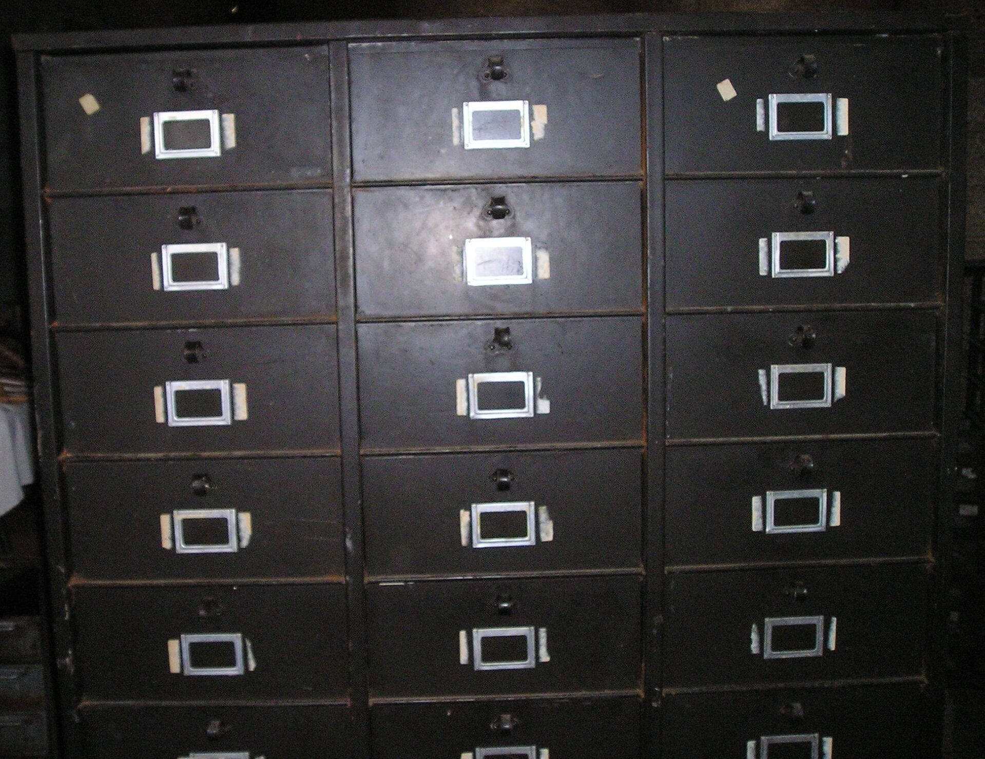 Furniture old metal riveted 30 drawers valve strafor