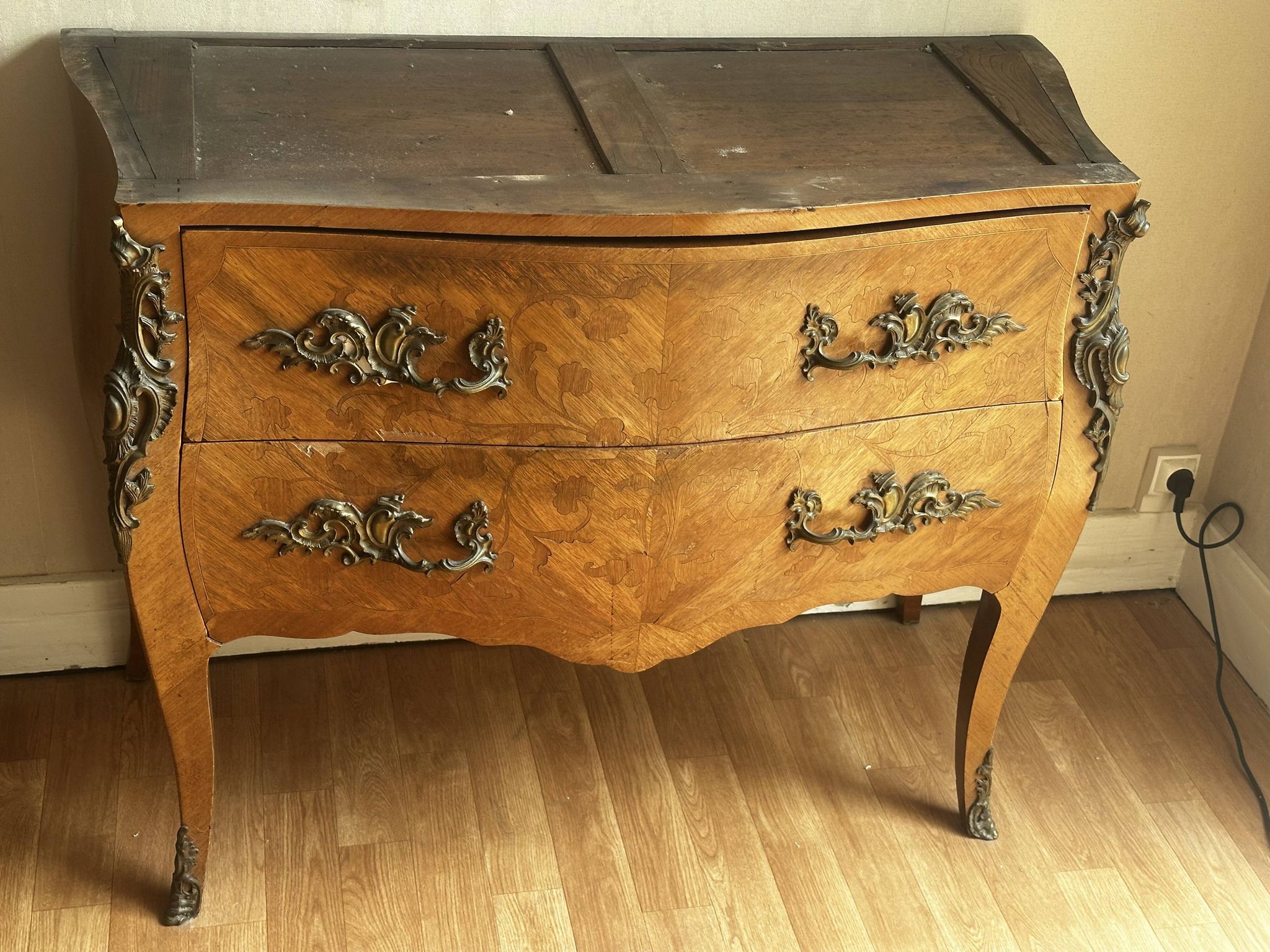 Commode galbée marquetée style Louis XV – plateau marbre- 19 e siècle