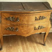 Commode galbée marquetée style Louis XV – plateau marbre- 19 e siècle