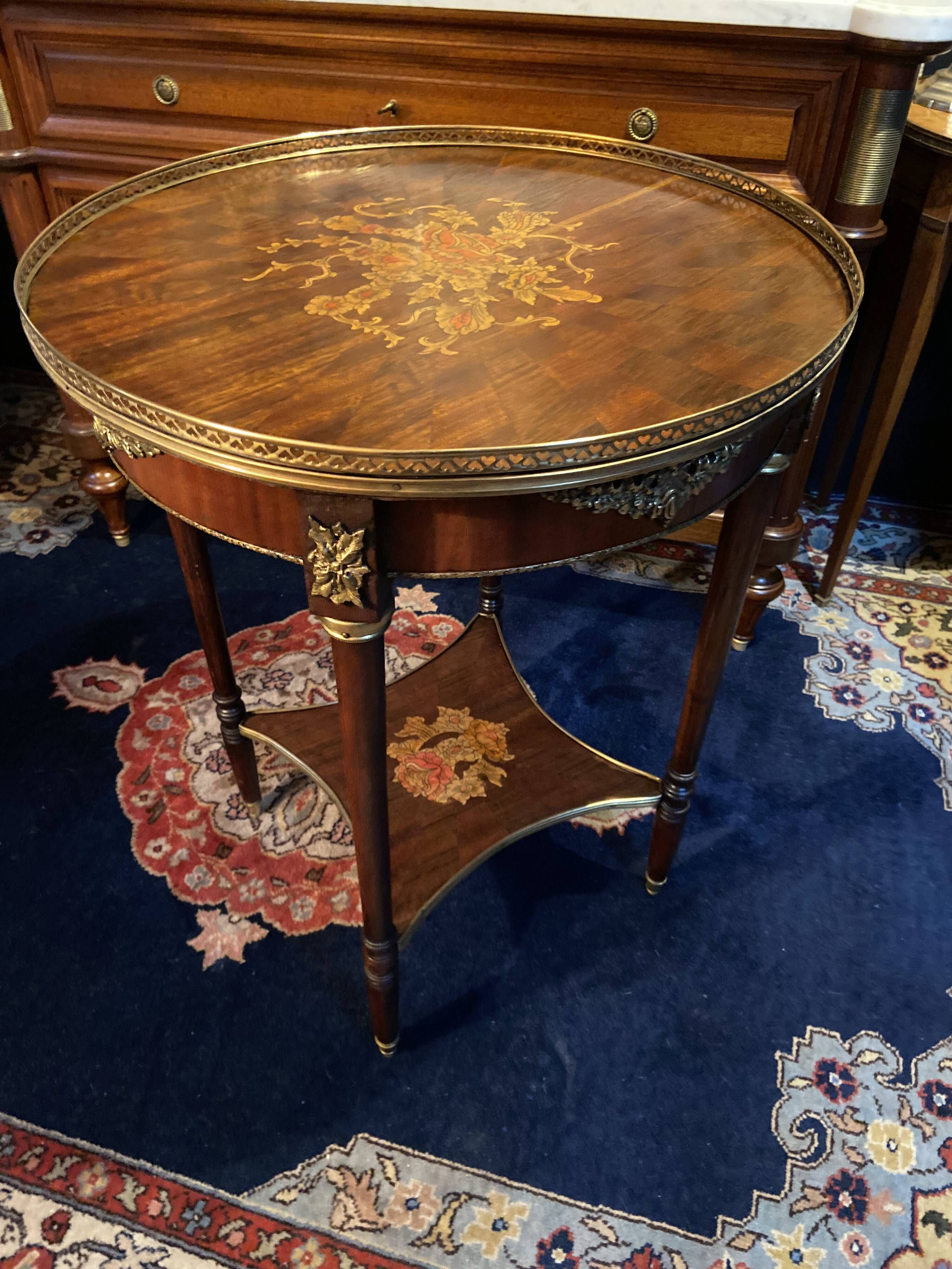 Bouillotte table pedestal table with marquetry decoration and bronze ornaments in the Louis style