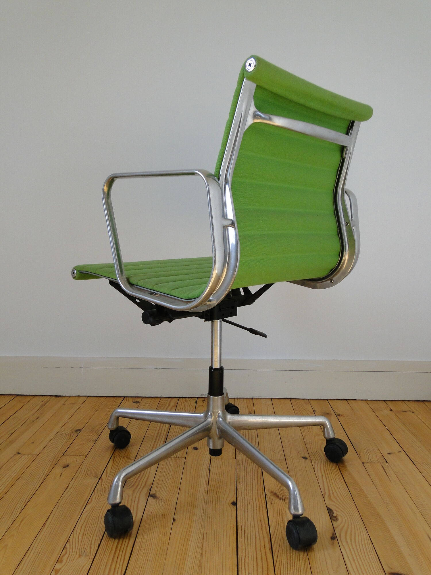 Charles Ray Eames EA 117 Office Chair Armchair in Green and Chrome Vitra