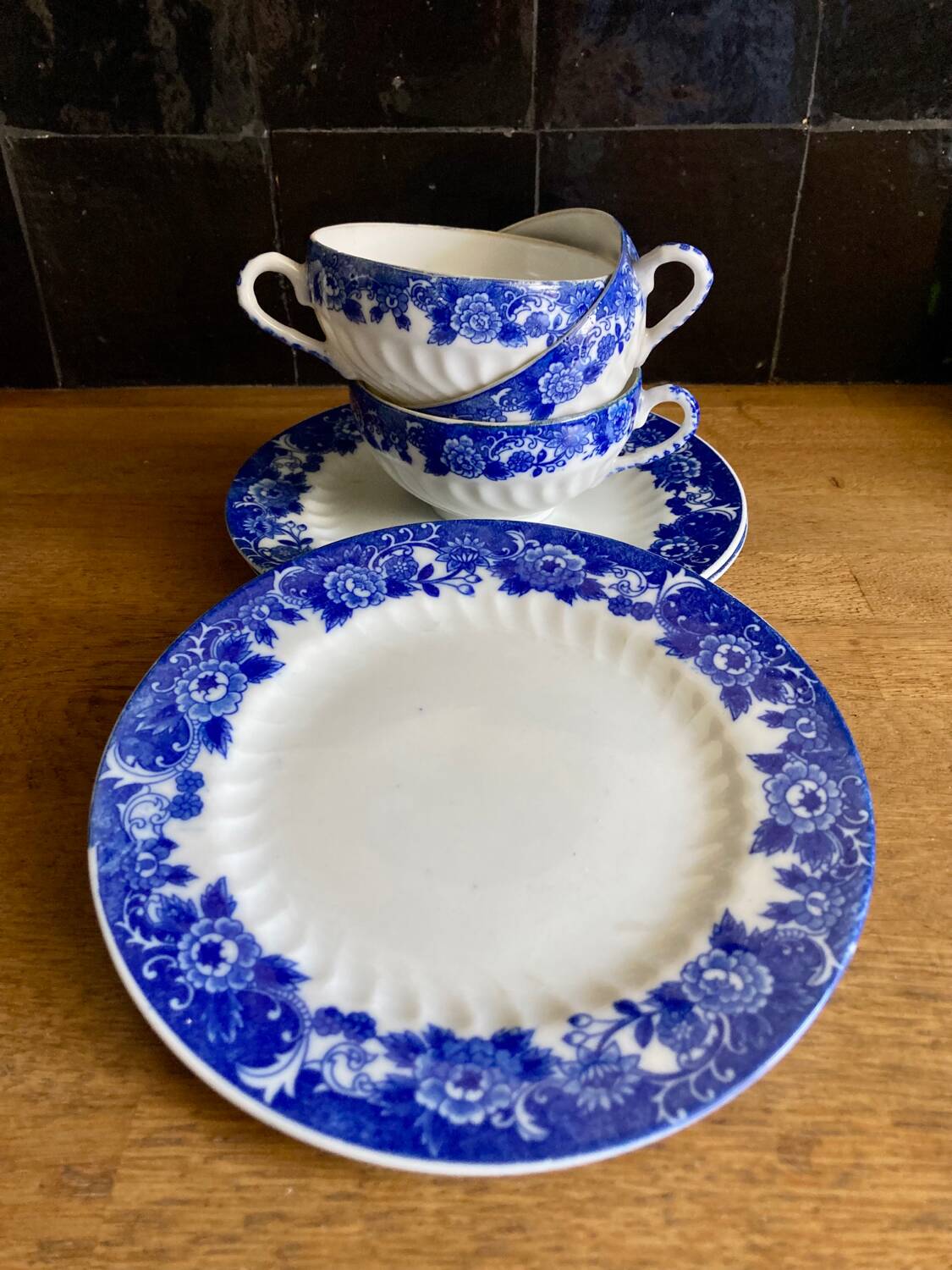 3 Chinese porcelain cups