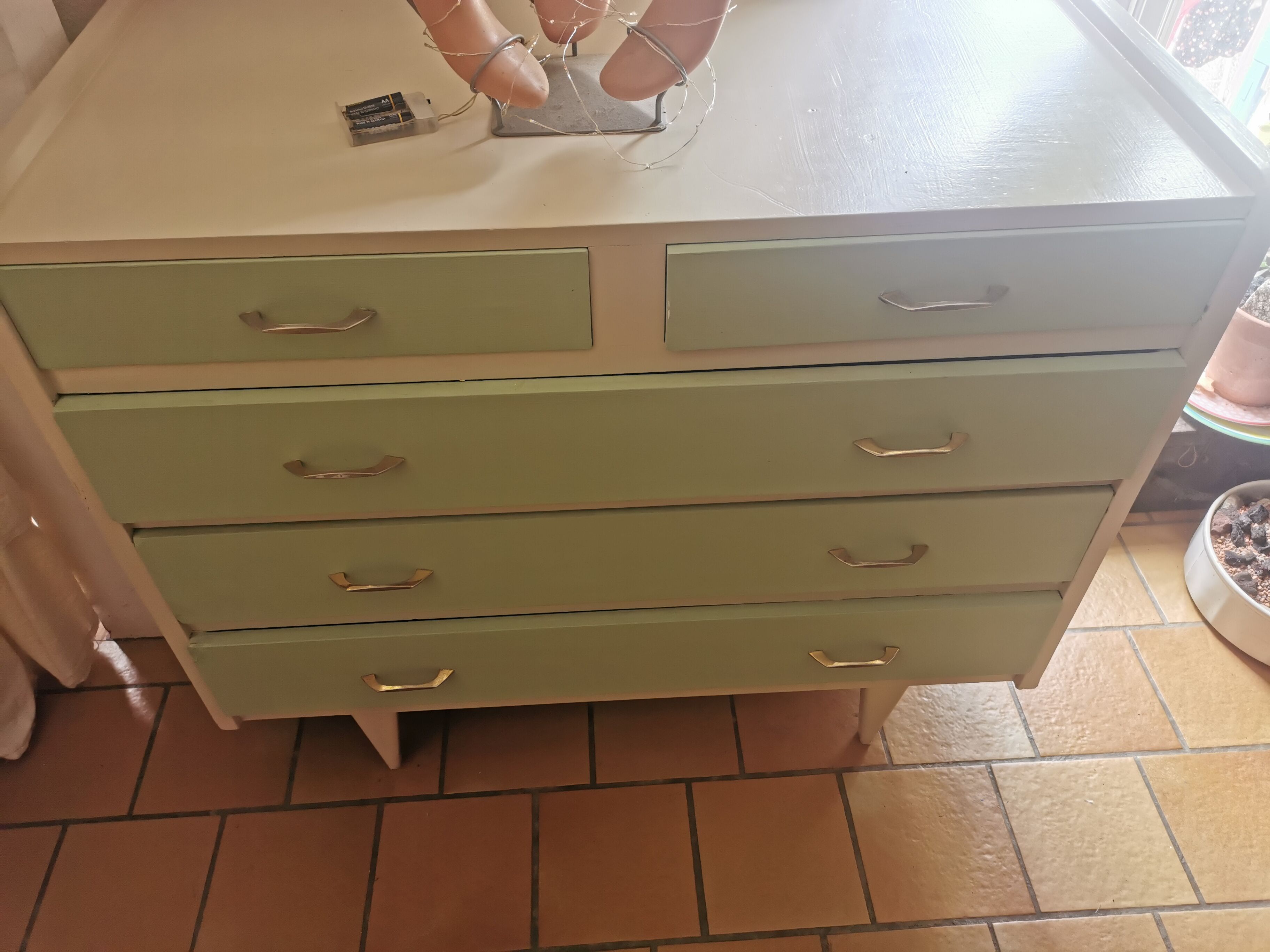 Vintage dresser year 70 feet compass