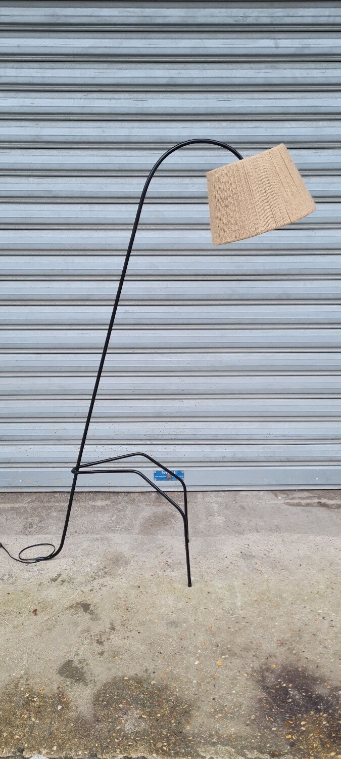 Tripod floor lamp