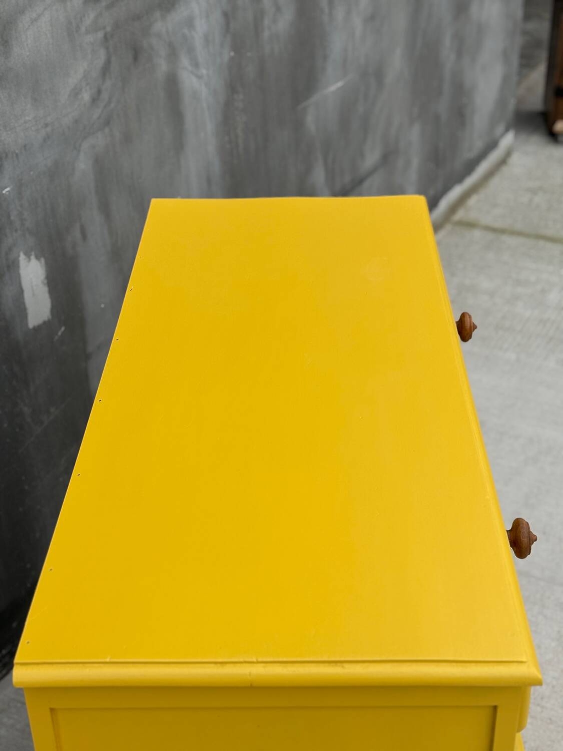 Buffet vintage jaune – pièce lumineuse et pleine de charme