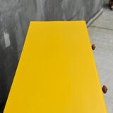 Buffet vintage jaune – pièce lumineuse et pleine de charme