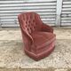 Fauteuil crapaud rose capitonné