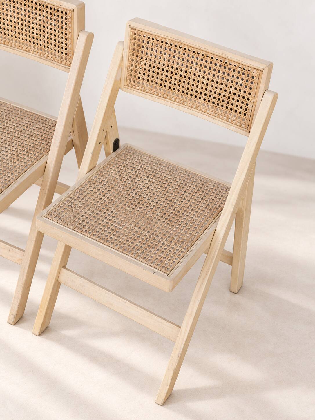 Paire de chaises pliantes en cannage et bois