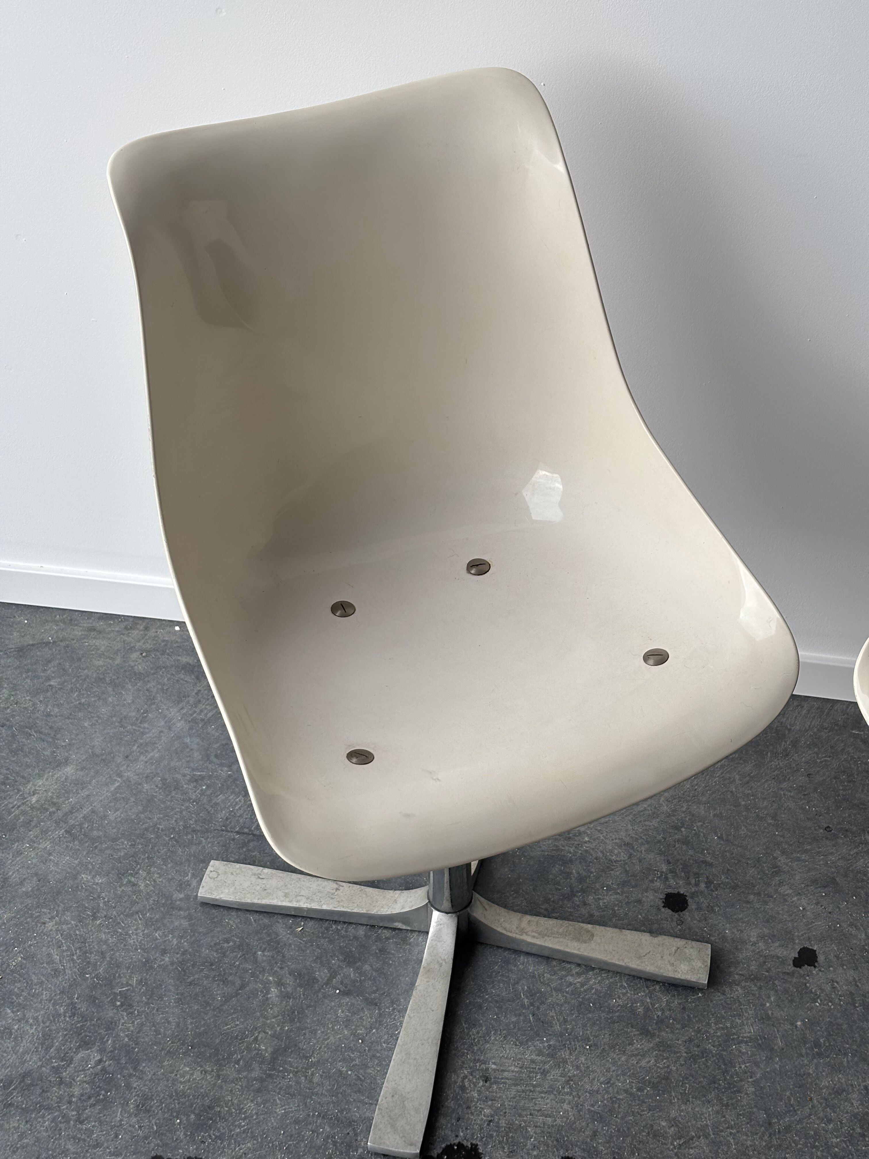 Pair of Tulip swivel chairs published by Roche Bobois 1970