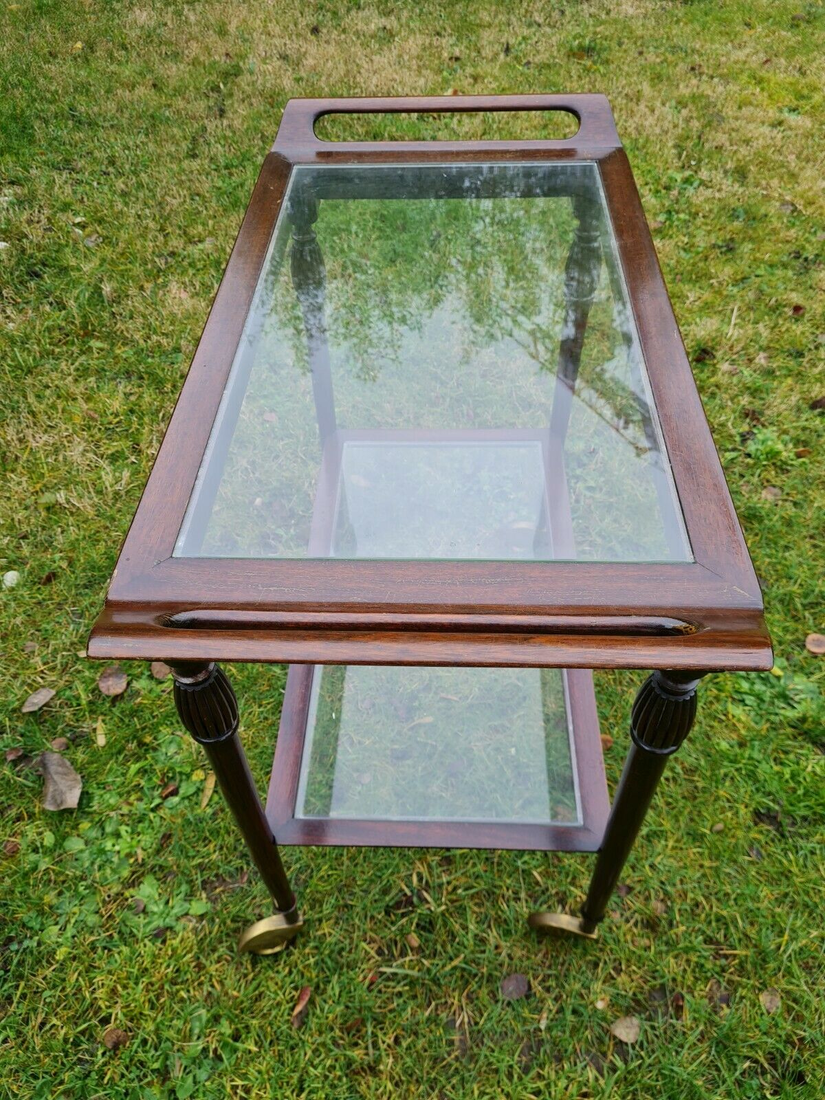 Serving on wooden and glass wheels