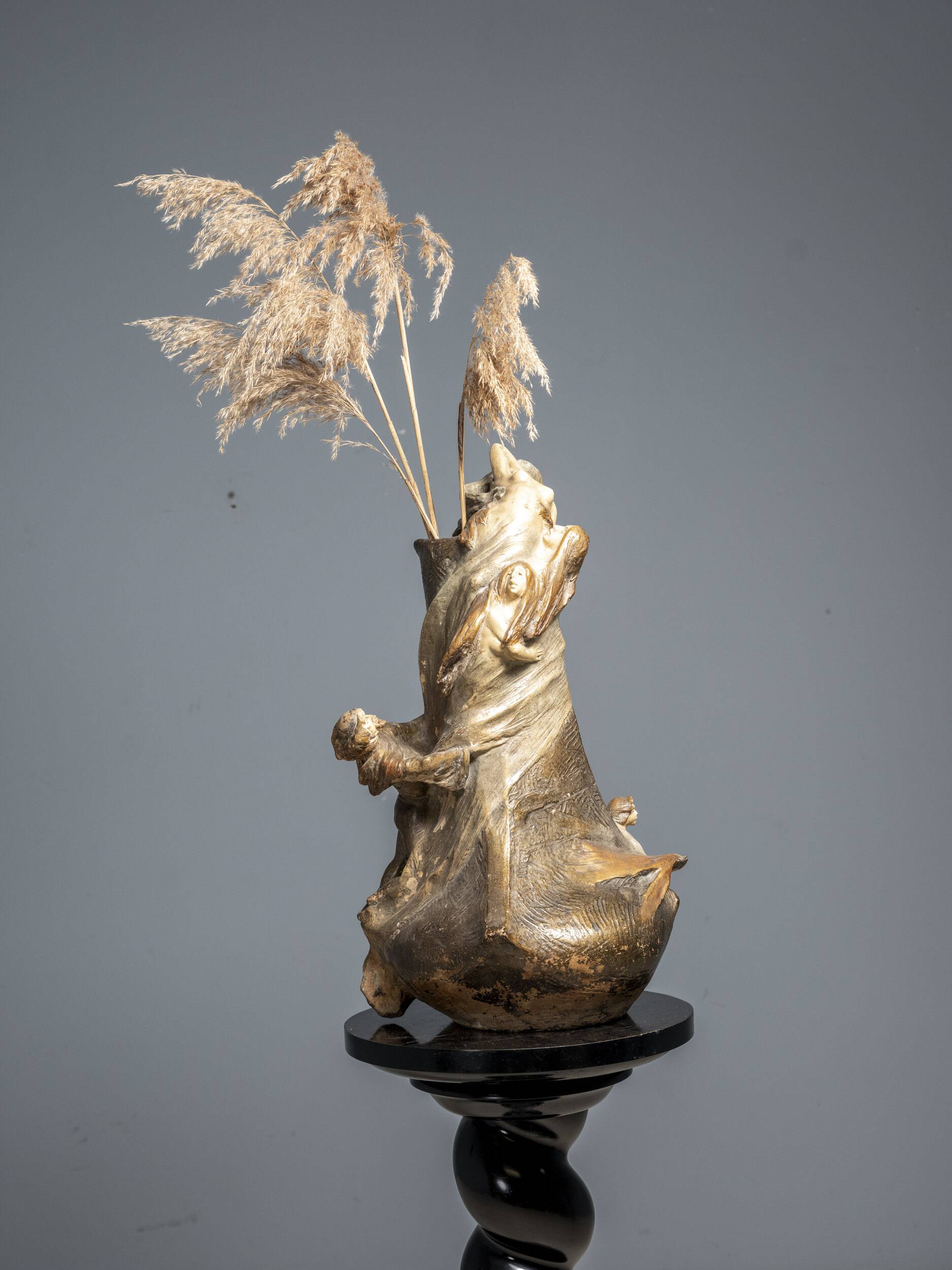 Pédestal floral inspiré du baroque, noyer, Europe centrale, années 1920