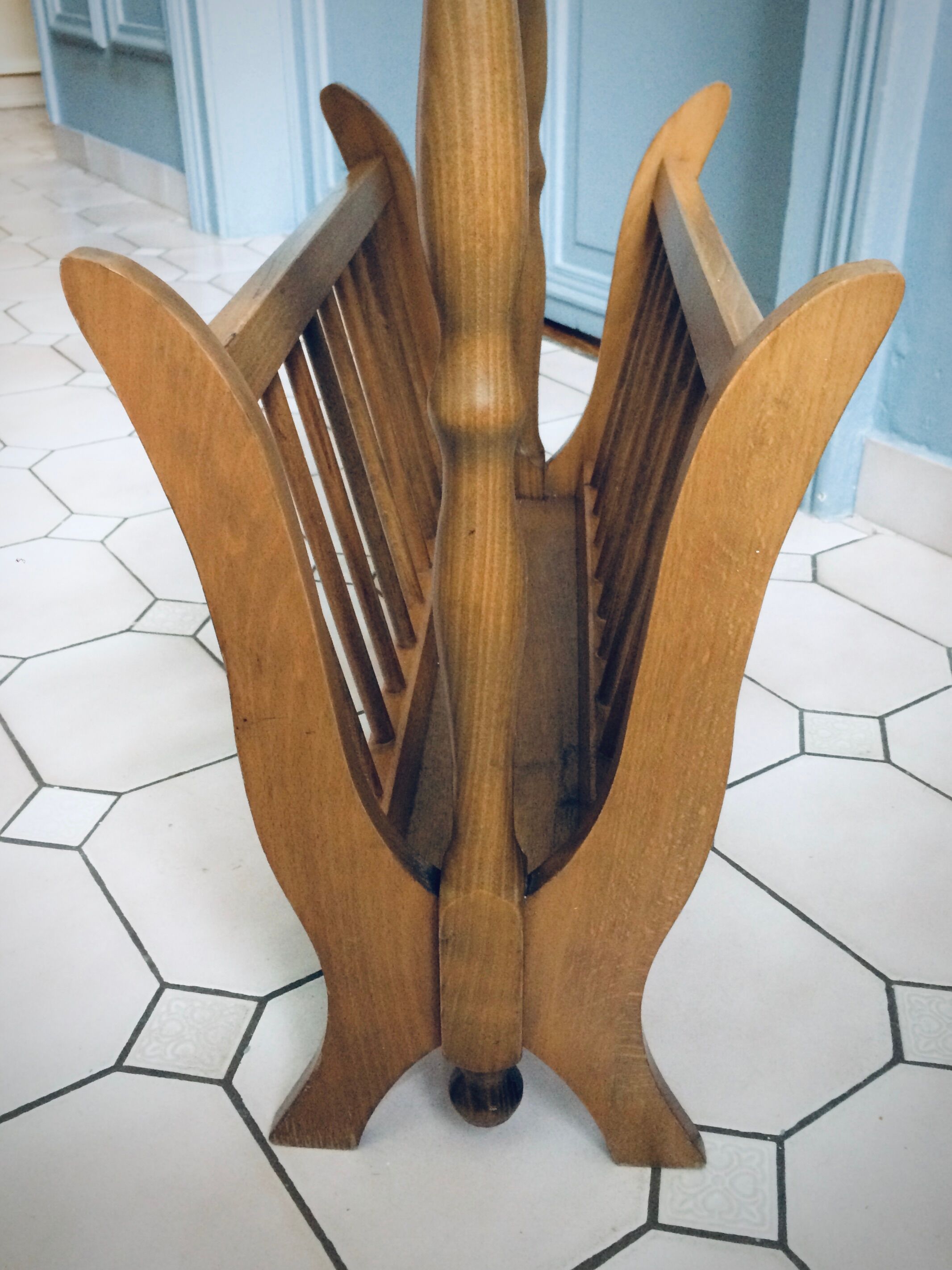 Vintage tablet magazine holder