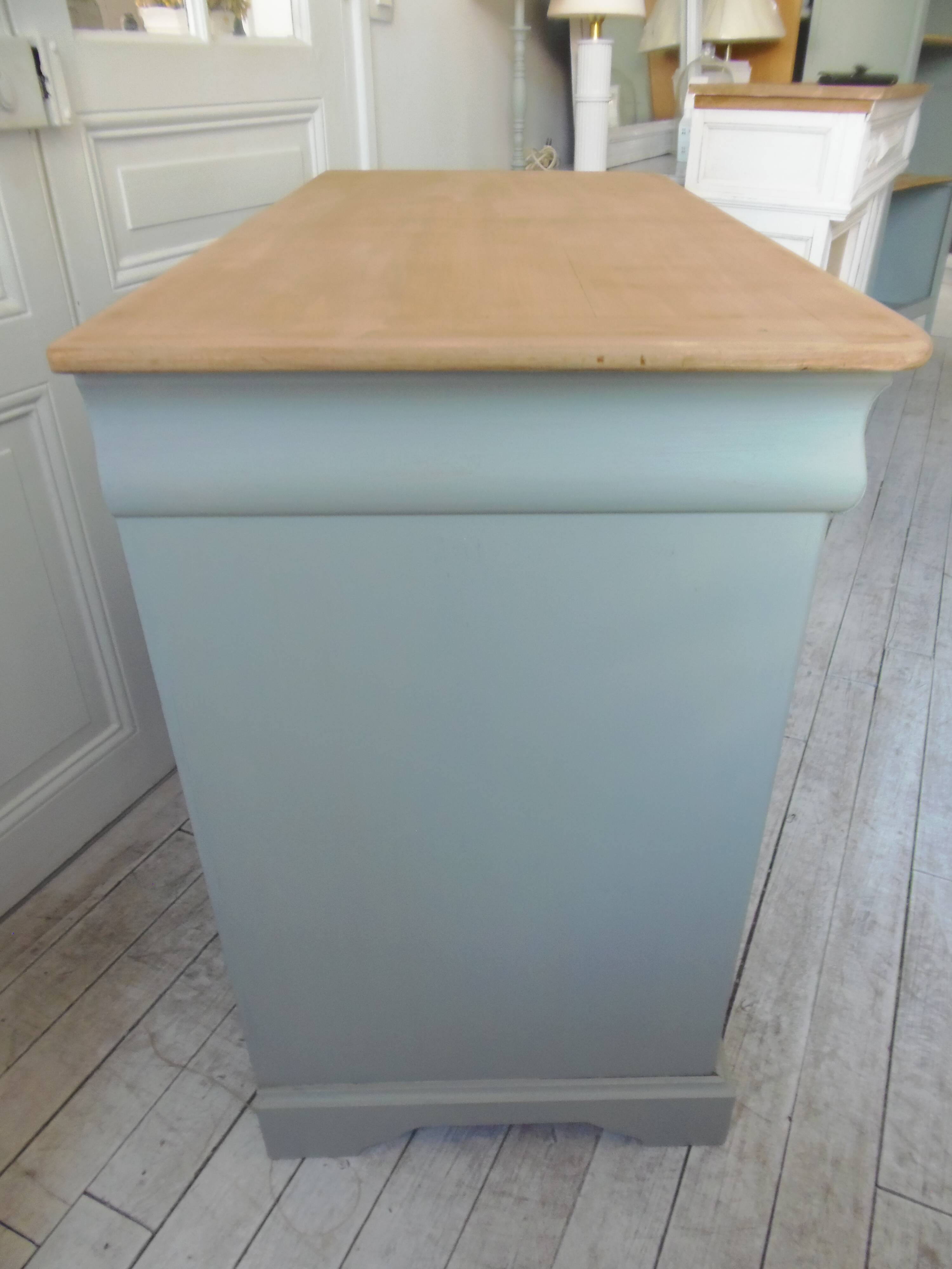 Commode de belle facture style Louis Philippe sublimée en vert de gris