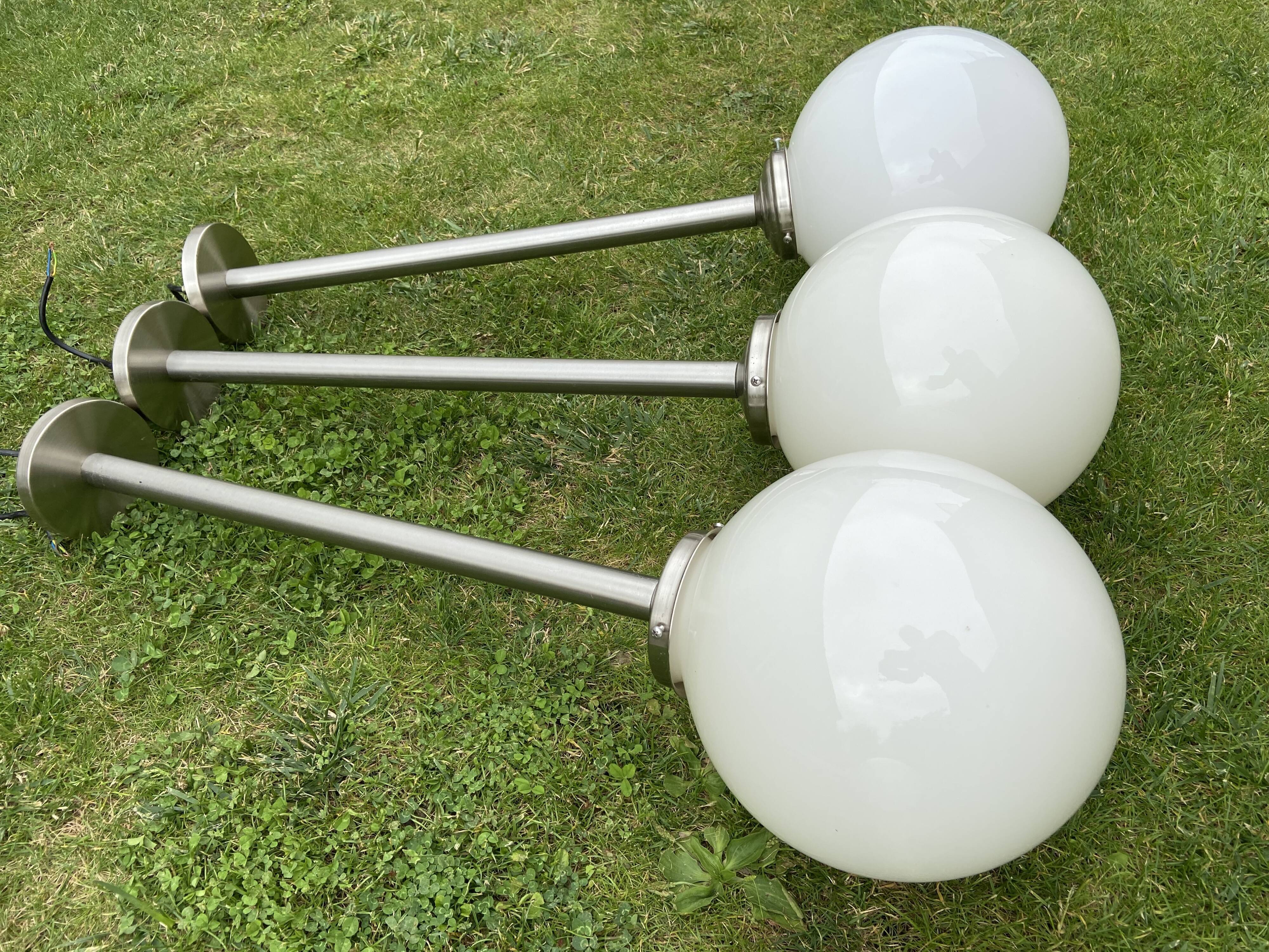 Suite de 6 suspensions tube inox et globe verre opalin style Art déco
