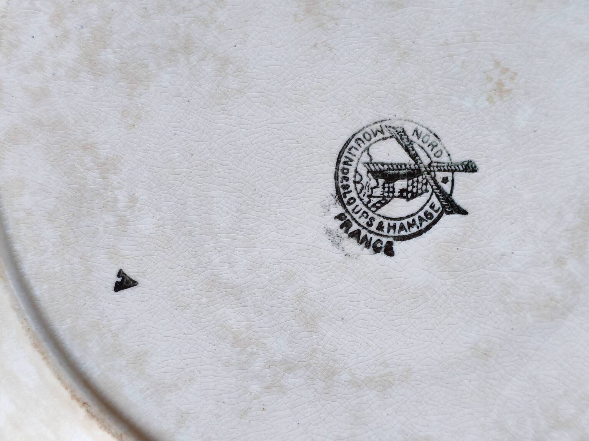 Hollow plate Moulin des Loups Hamage France, blue and white swan decoration.