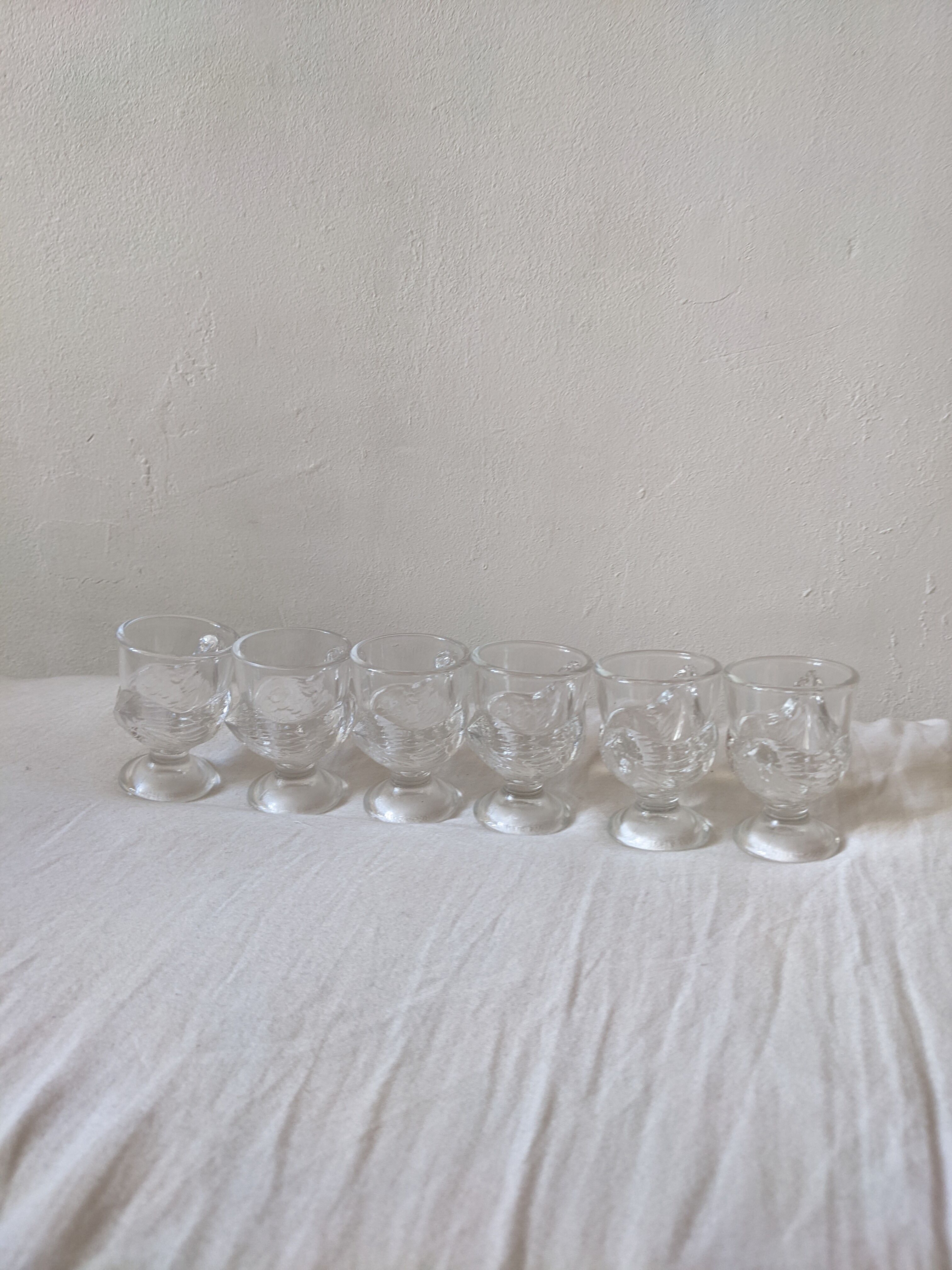Lot De 5 Coquetiers Vintage En Verre Moulé Transparent - Motifs Coq Et Poule - France