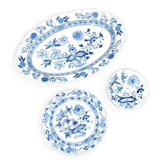 Dish and plates decorated with Zwiebelmuster onions in German Meissen Hutschenreuther porcelain