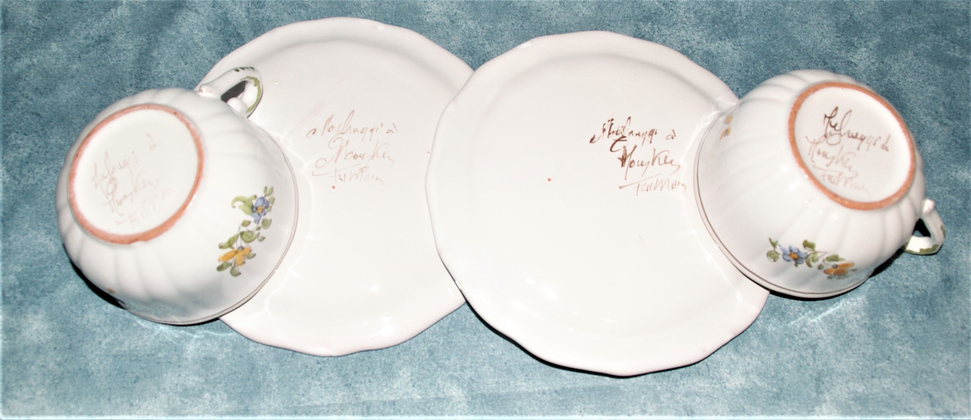 Deux tasse moustier à décor de fleurs signé