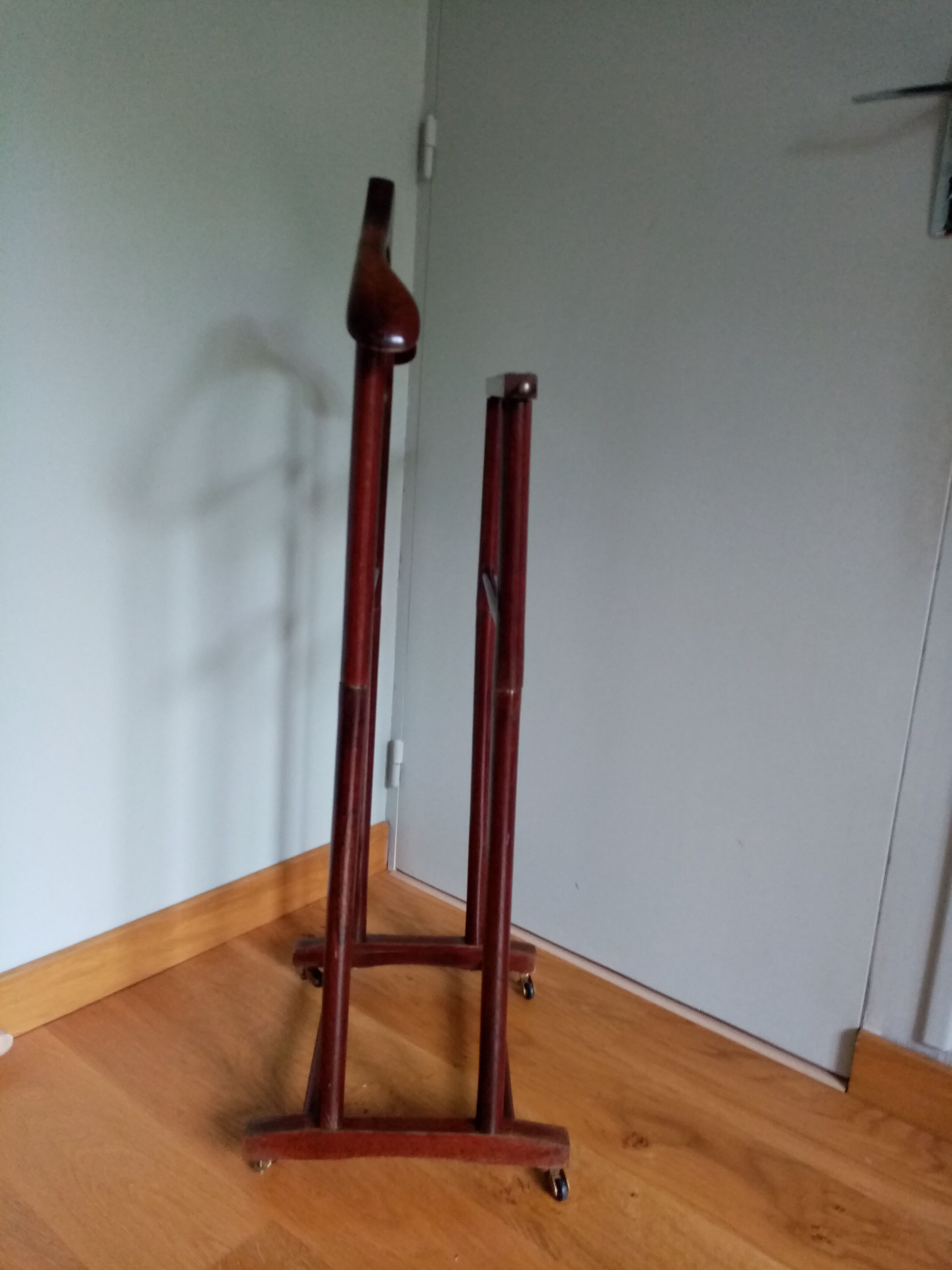 Double-wearing wooden valet for clothing