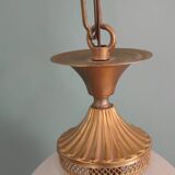 Lustre boule opaline dentelée en verre et laiton