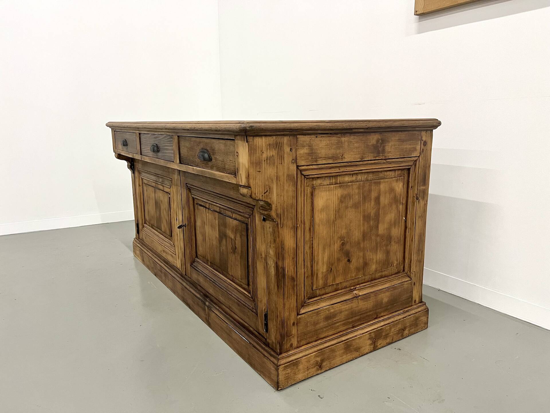 Comptoir de commerce des années 1900