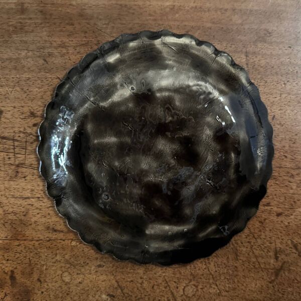 Assiette en émail fond bleu XXe ornementée d'une dentelle