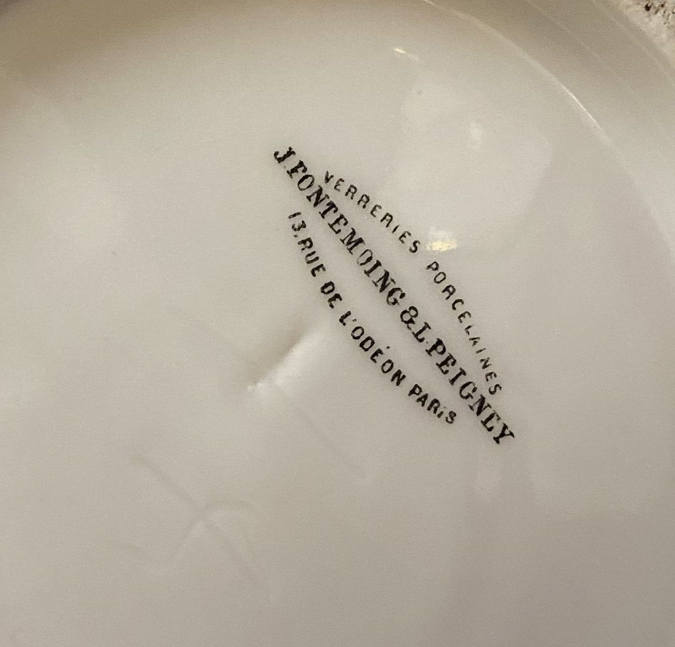 Set of 8 Paris porcelain pharmacy jars with white background with gilding