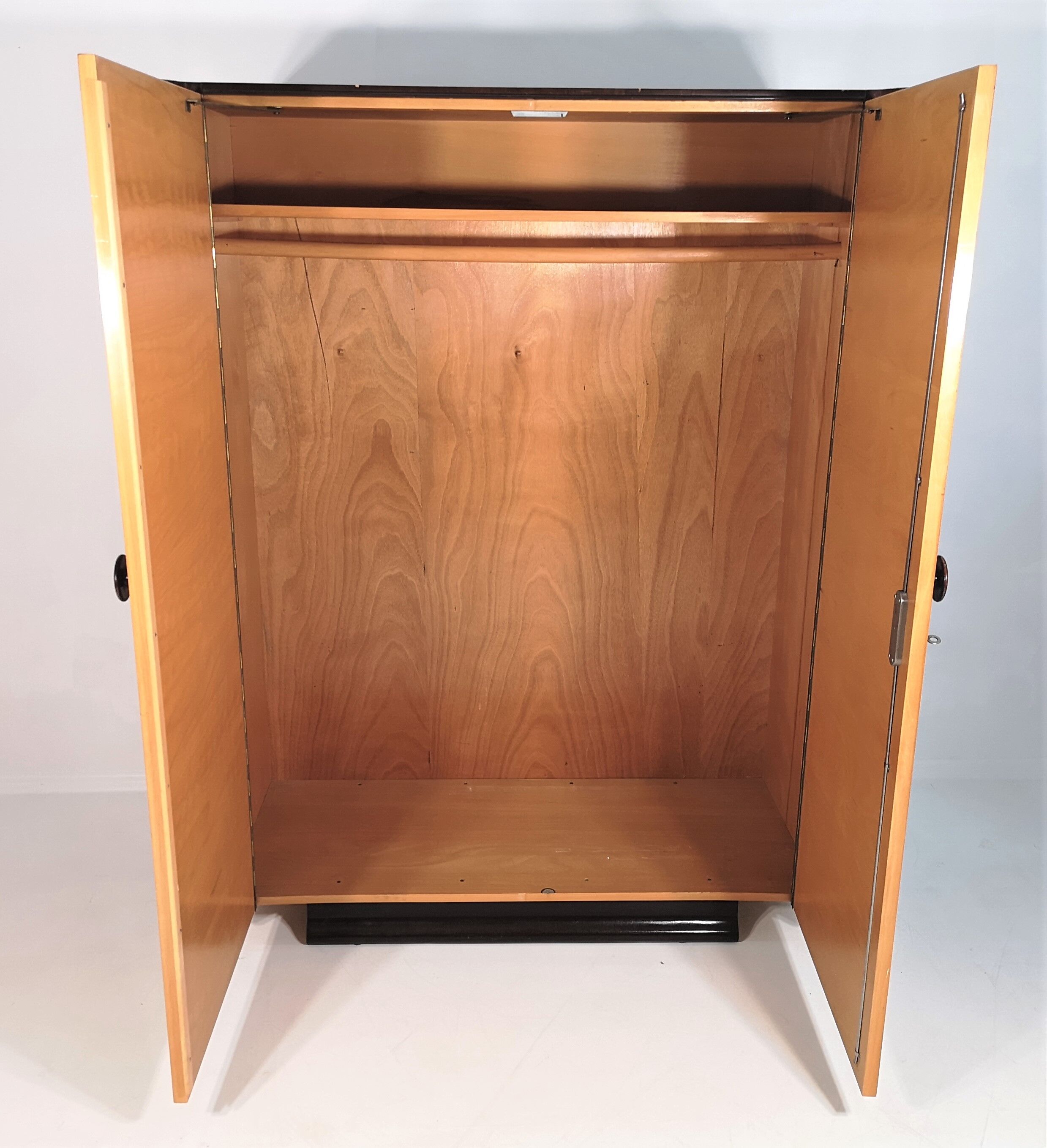 Armoire de Jindřich Halabala pour UP Závody, années 1950
