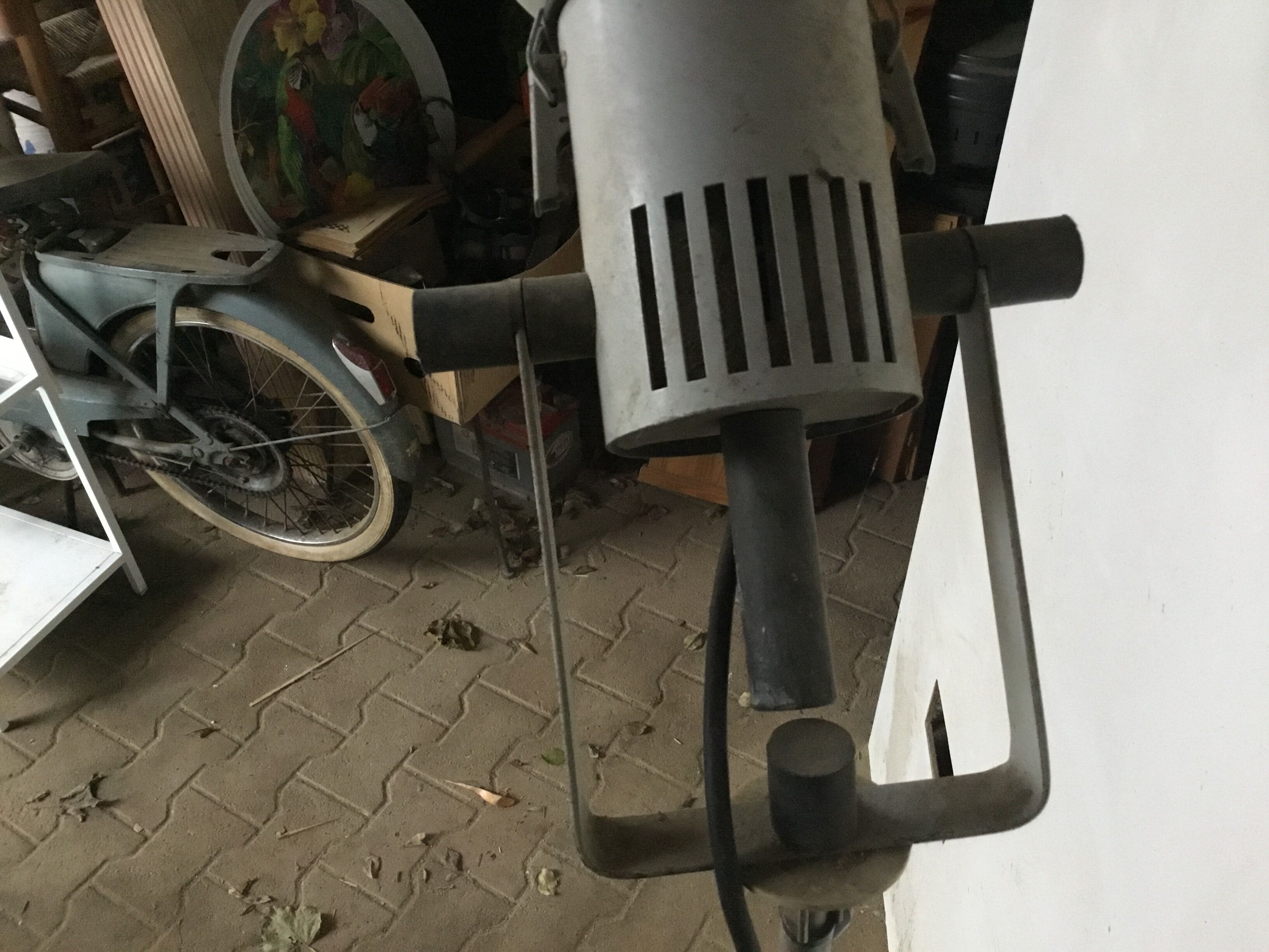 Industrial lamp on wrought iron tripod feet