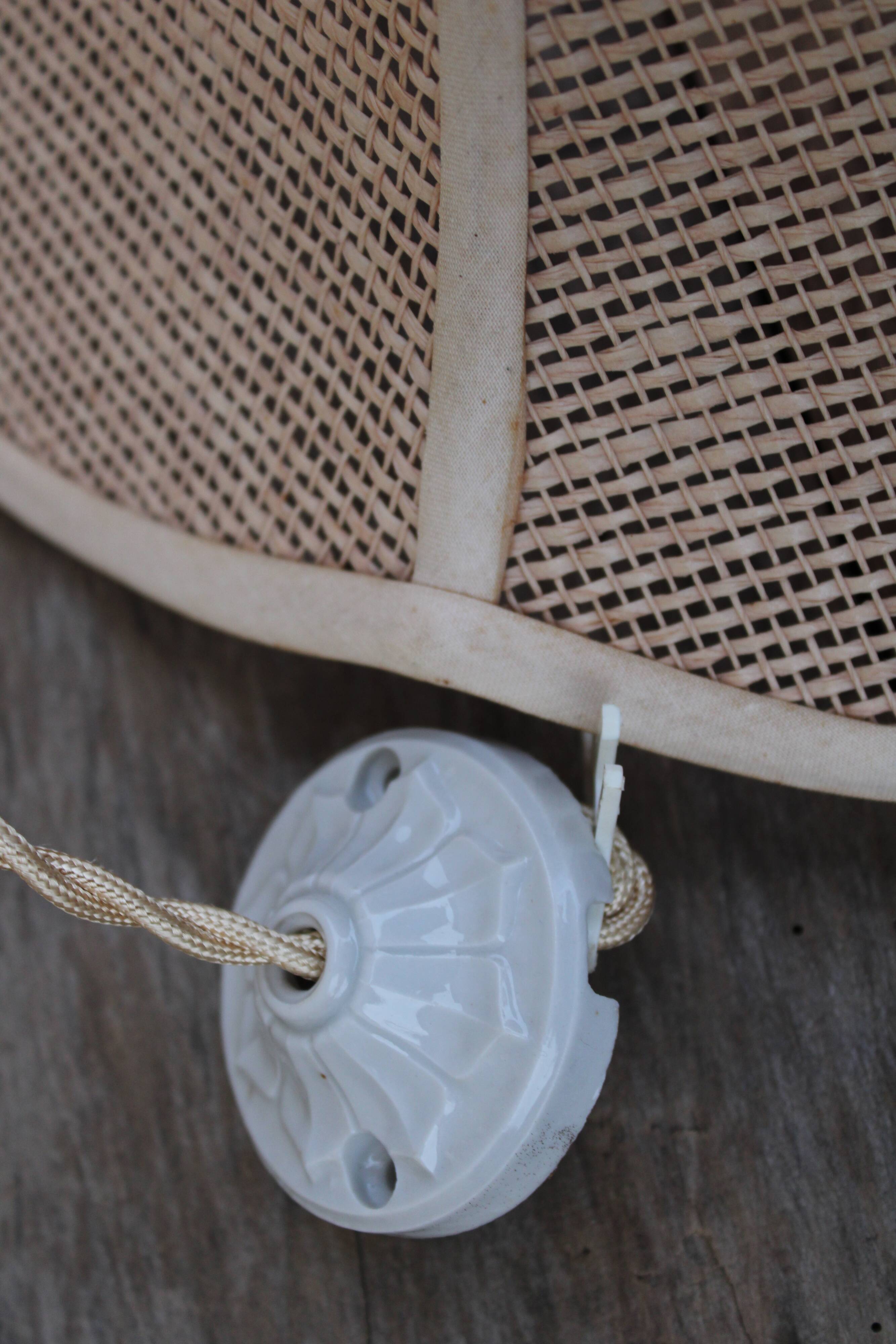 Hanging lamp flower in rafia