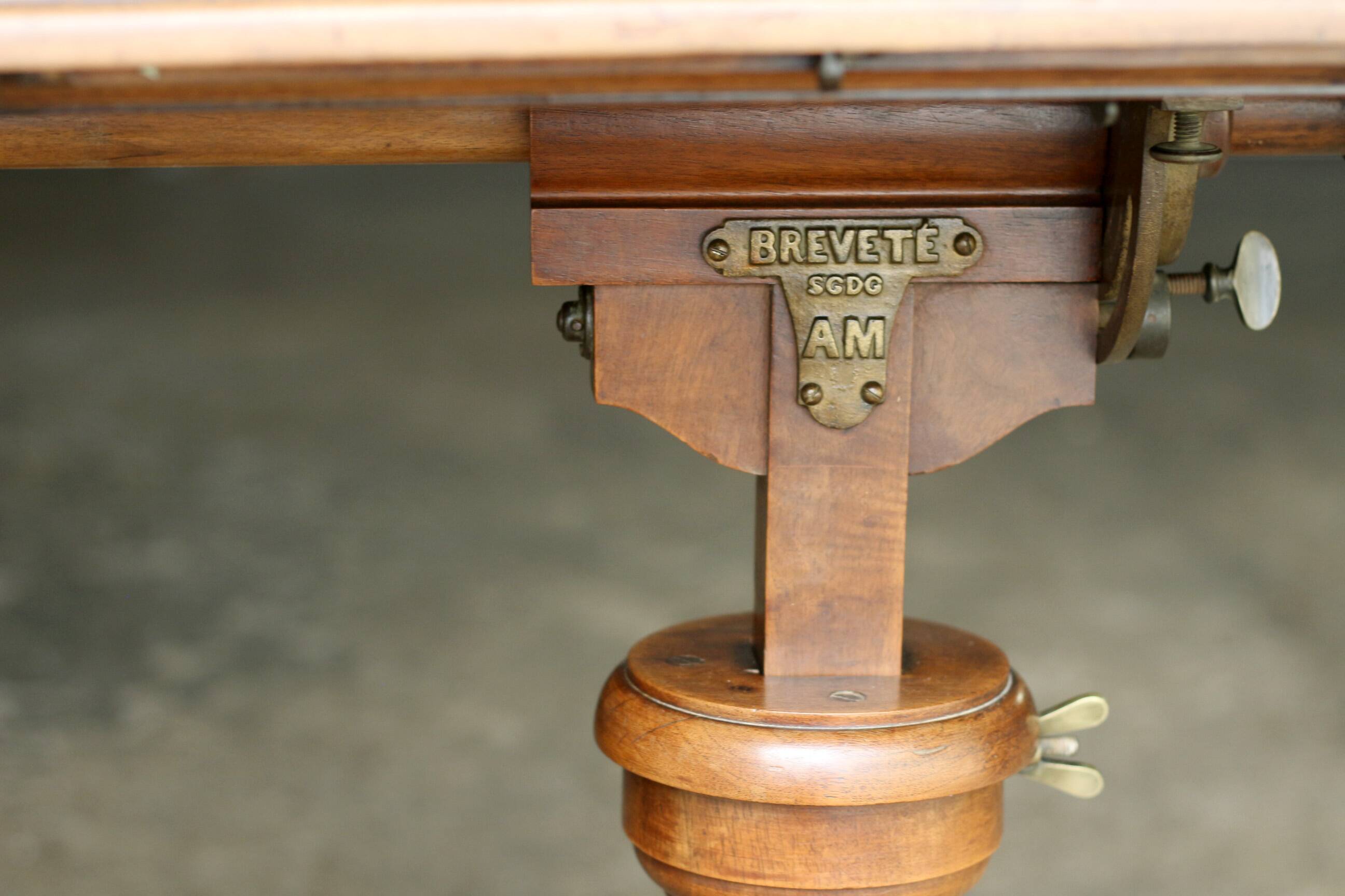 Beautiful "sun" table in solid walnut. Patented. Around 1900.