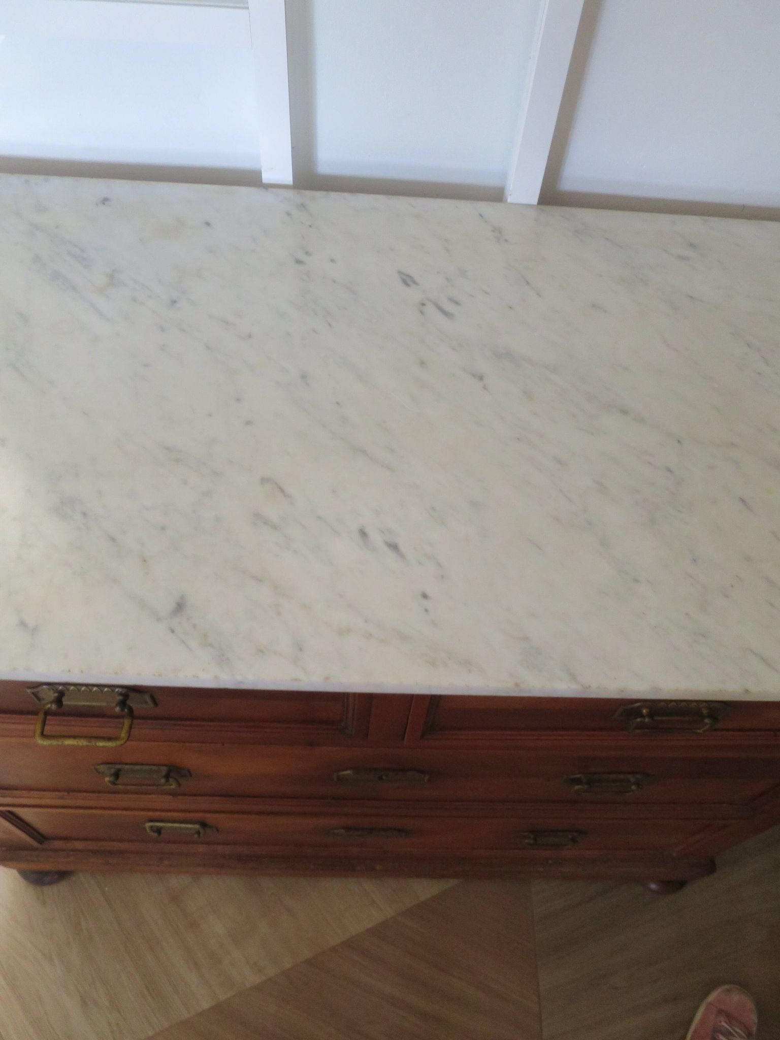Louis Philippe style chest of drawers with 4 drawers in solid walnut and marble, 1900-1950.