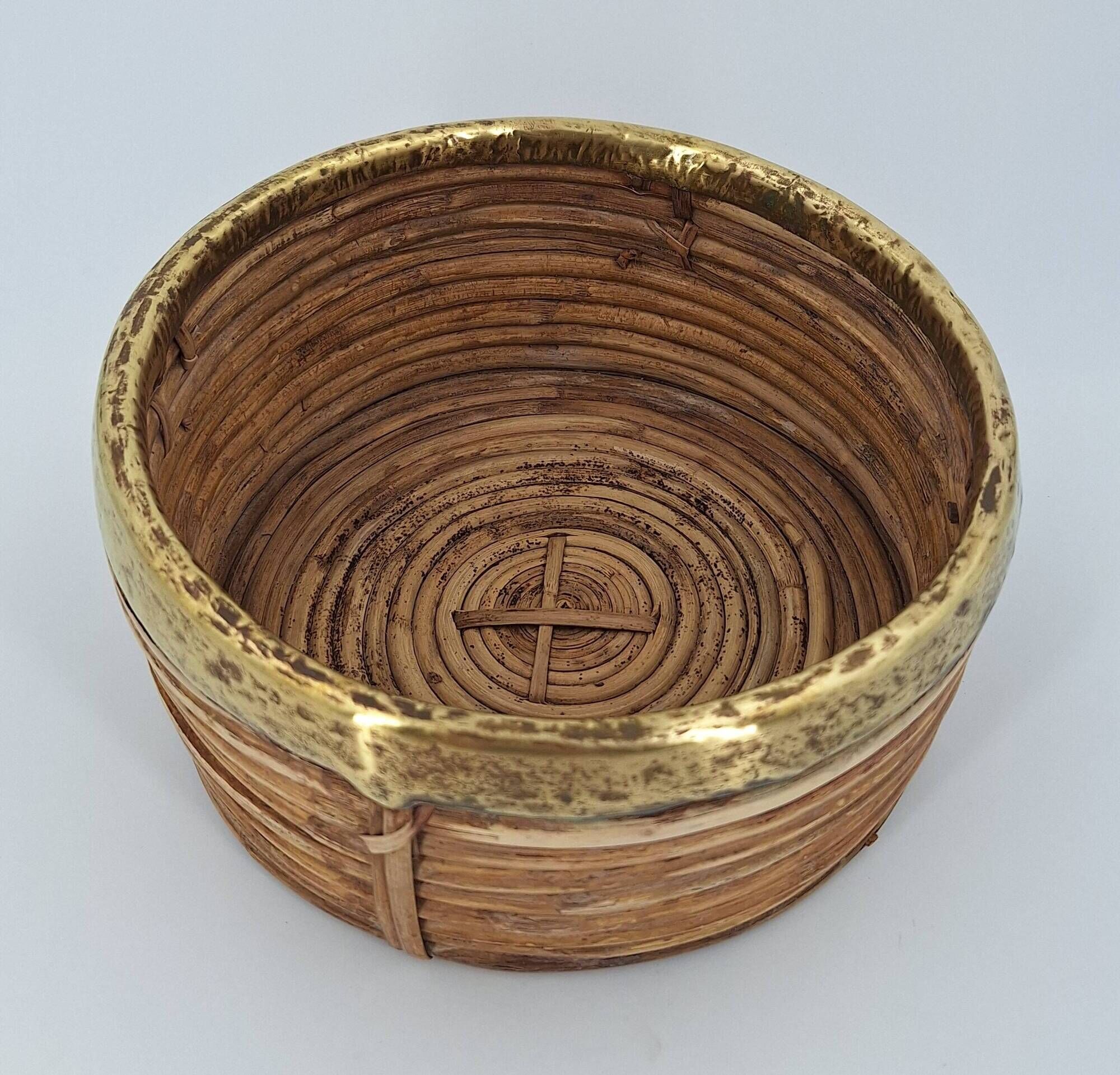 Cache-pot en rotin cerclé de laiton vers 1960 DLG Gabriella Crespi