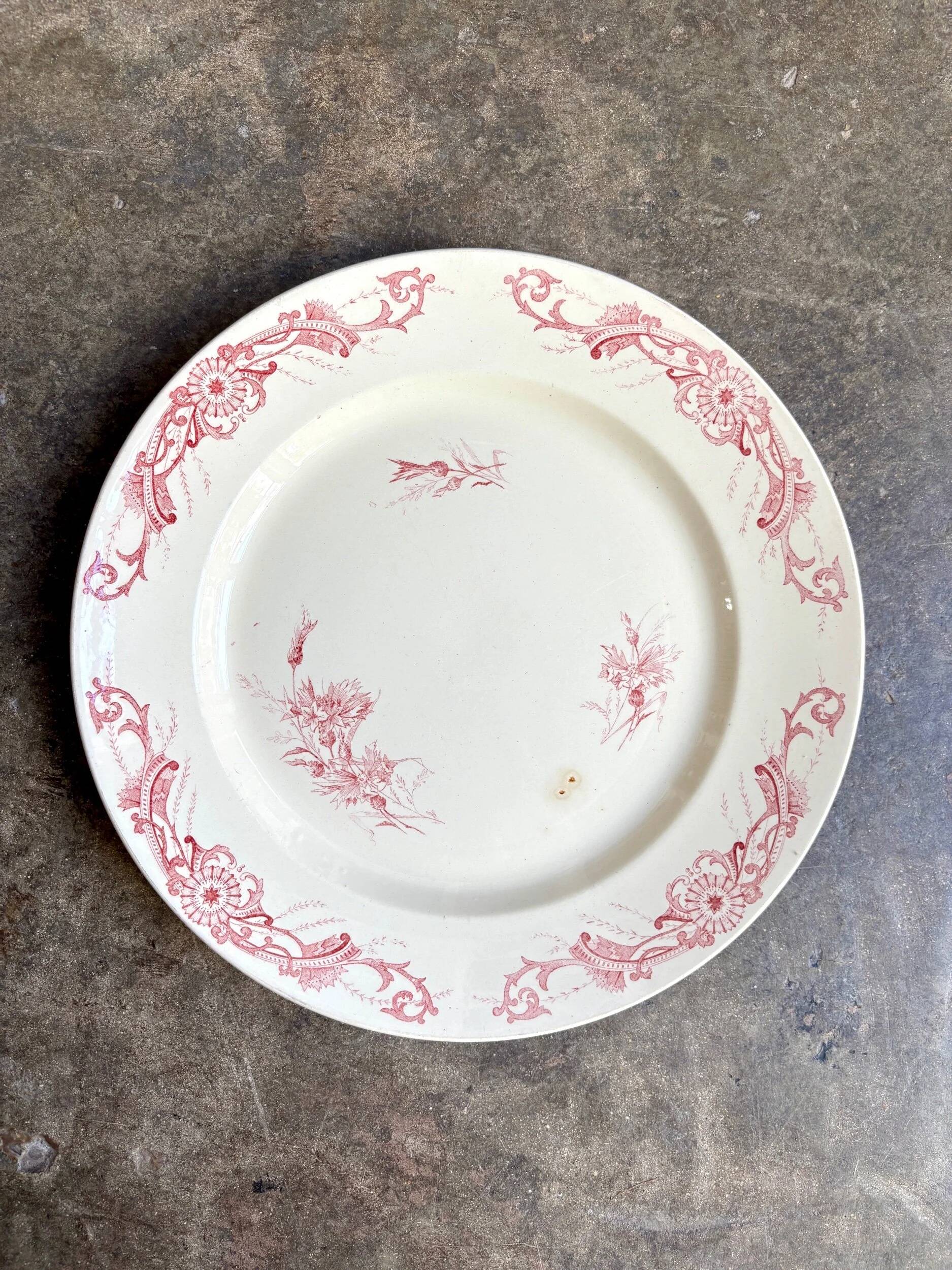 Plat rond Creil & Montereau en terre de fer rose, service "Centaurée"