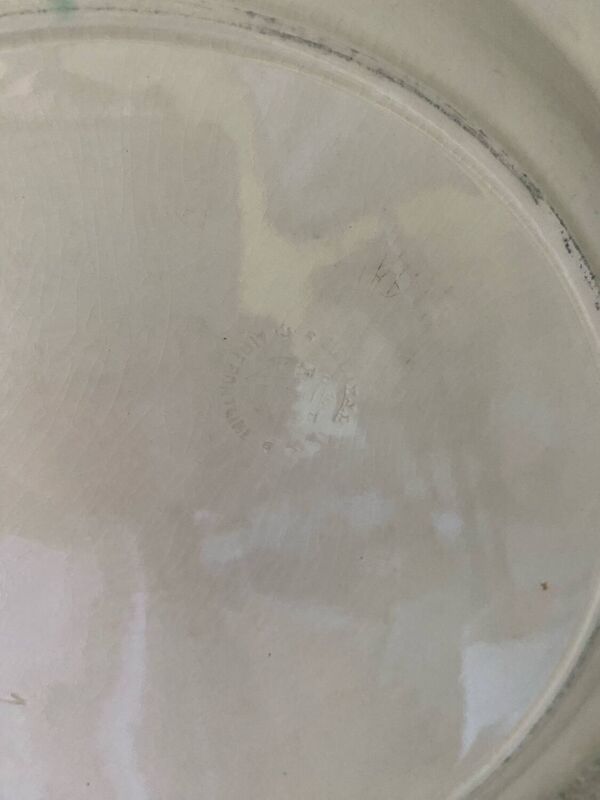 Grand plat rond en terre de fer estampillé Clairefontaine