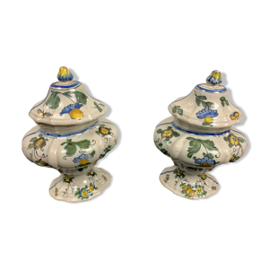 Paire de pots couvert Moustiers