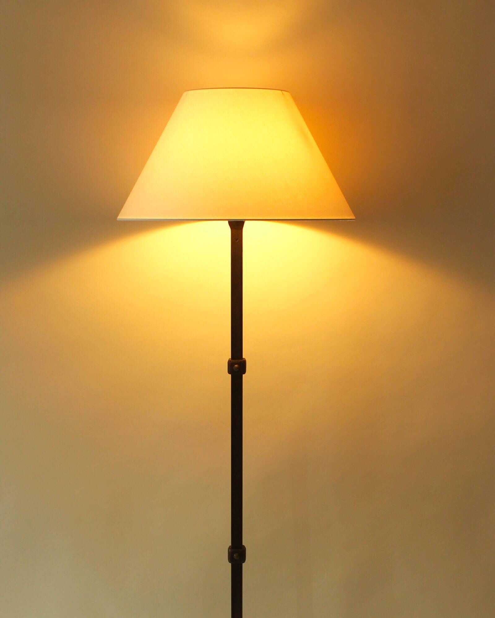 Lampadaire brutaliste en fer forgé dans le goût des Artisans de Marolles