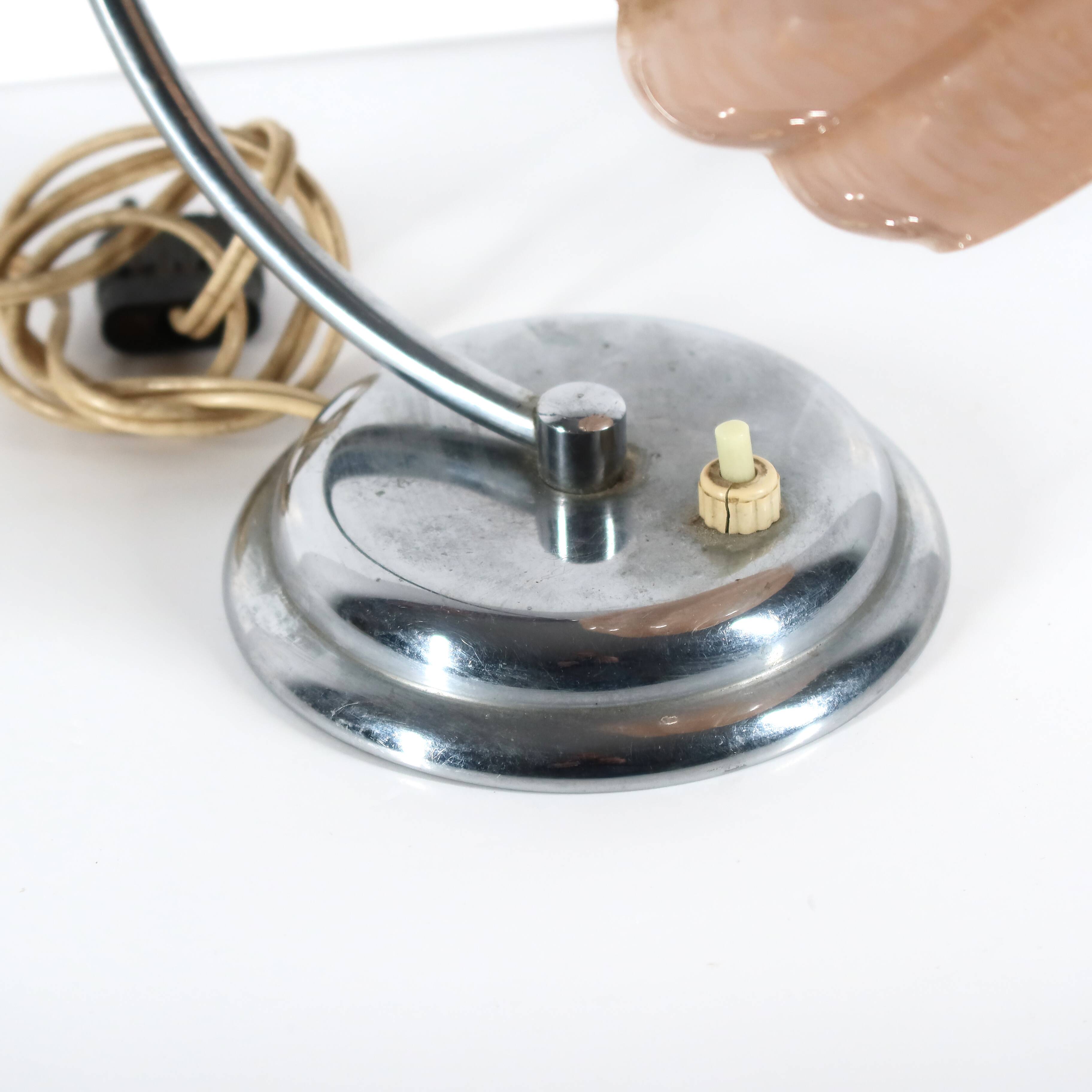 Lampe de chevet art deco Globe inclinable en opaline.