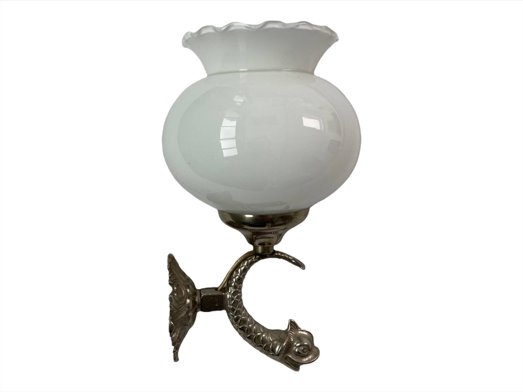 Applique formant un poisson, métal argenté, globe en verre opaque, opaline blanche, décoration