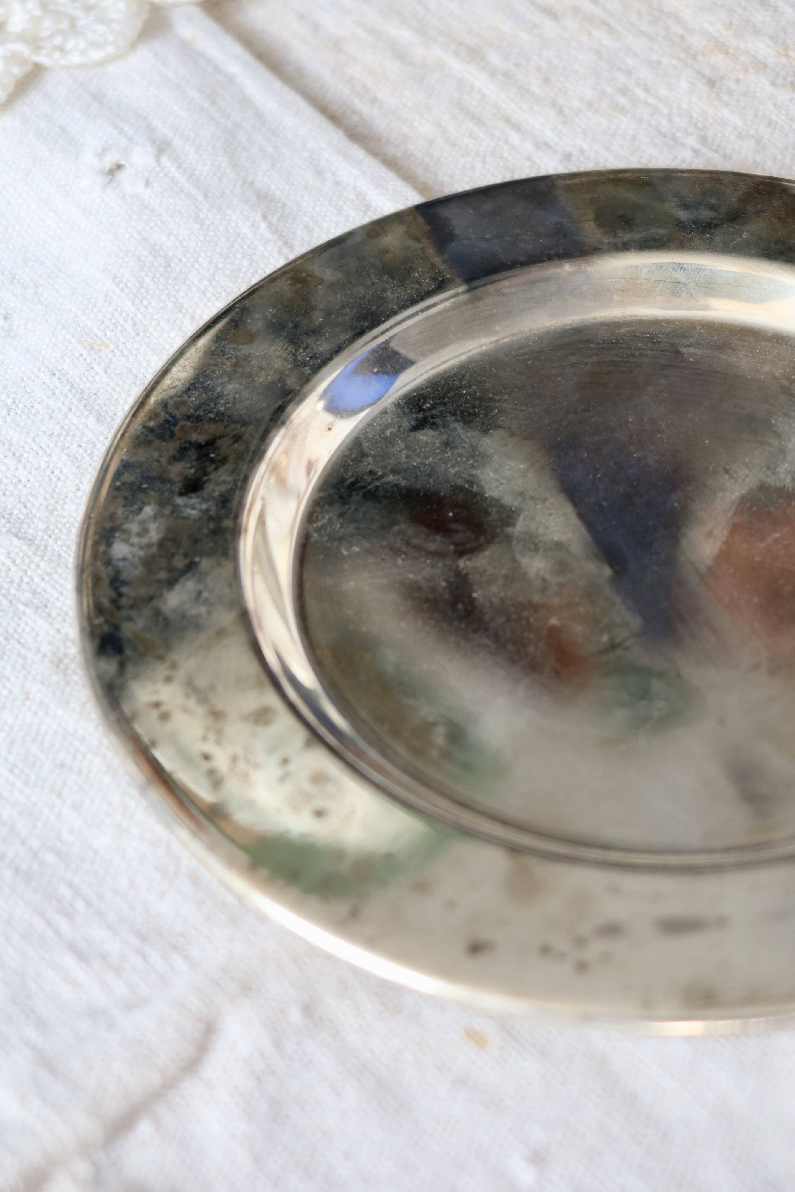 Vintage patinated silver metal bottle coaster – Golden knot