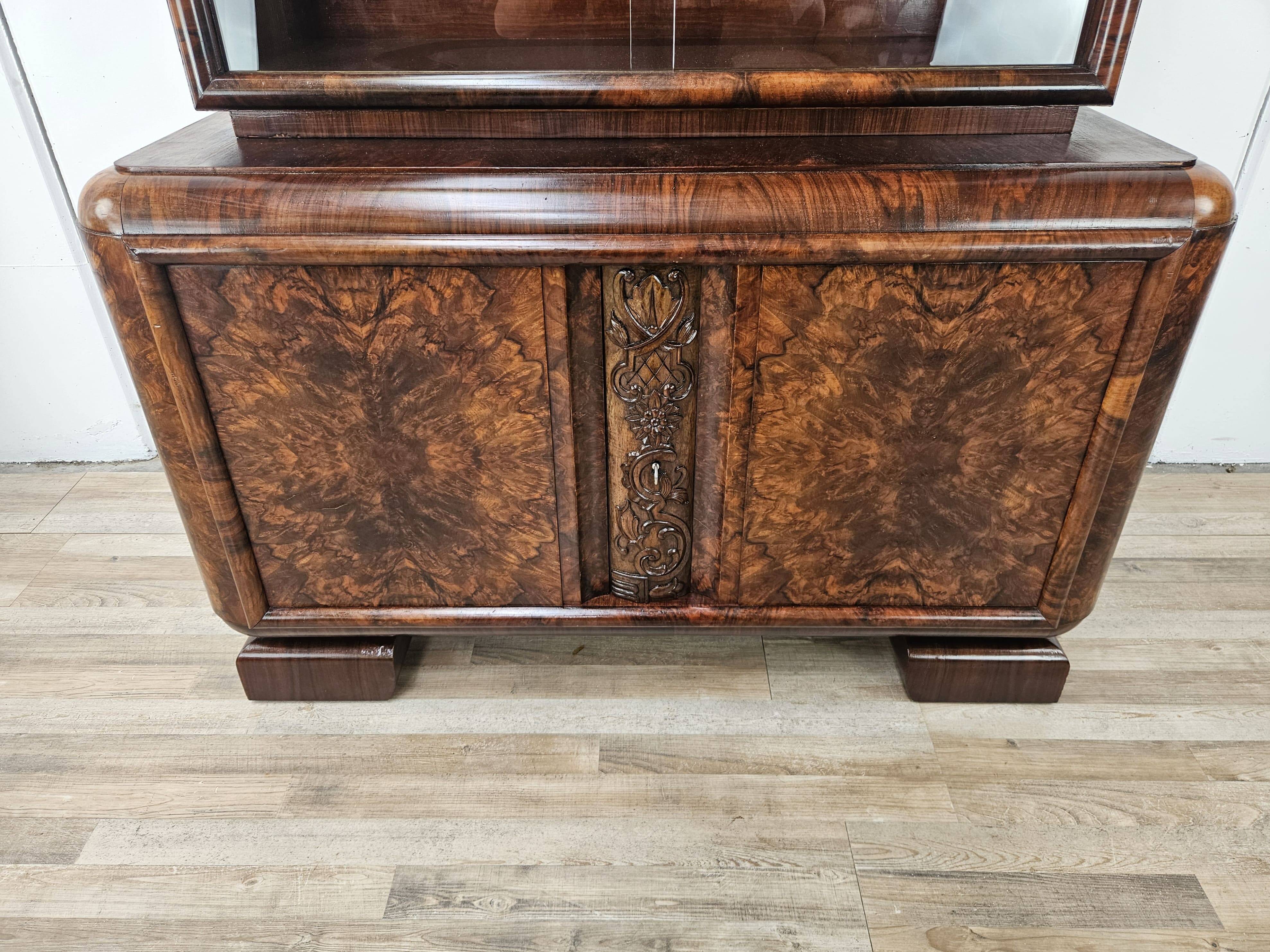 Vitrine Art Déco des années 1930 en noyer et racine de noyer