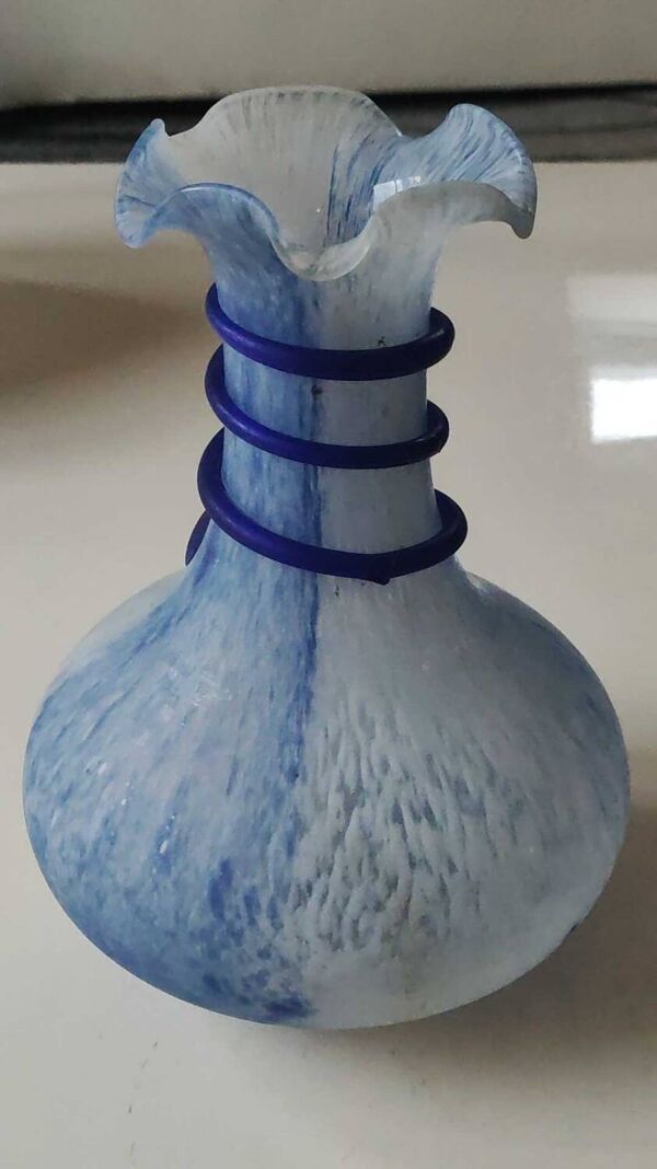 Vase floral forme boule, col Corolle. Arte Murano/Kristall Mery. Moucheté bleu/blanc. Dim 23 x 15 cm