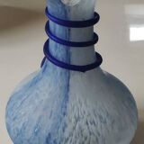 Ball-shaped floral vase, Corolle neck. Arte Murano/Kristall Mery. Blue/white speckled. Dim 23 x 15 cm