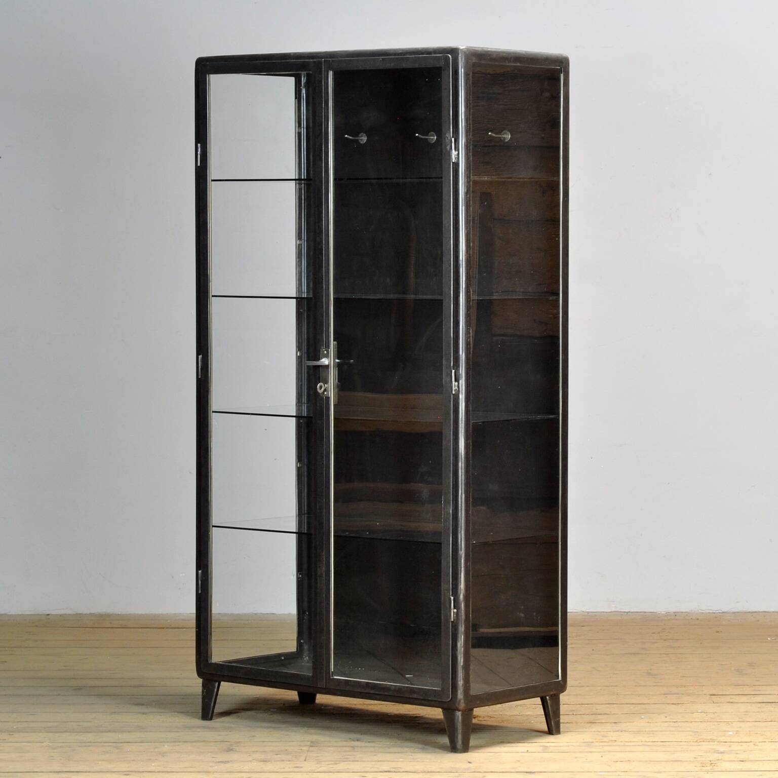 Armoire médicale vintage, années 1960