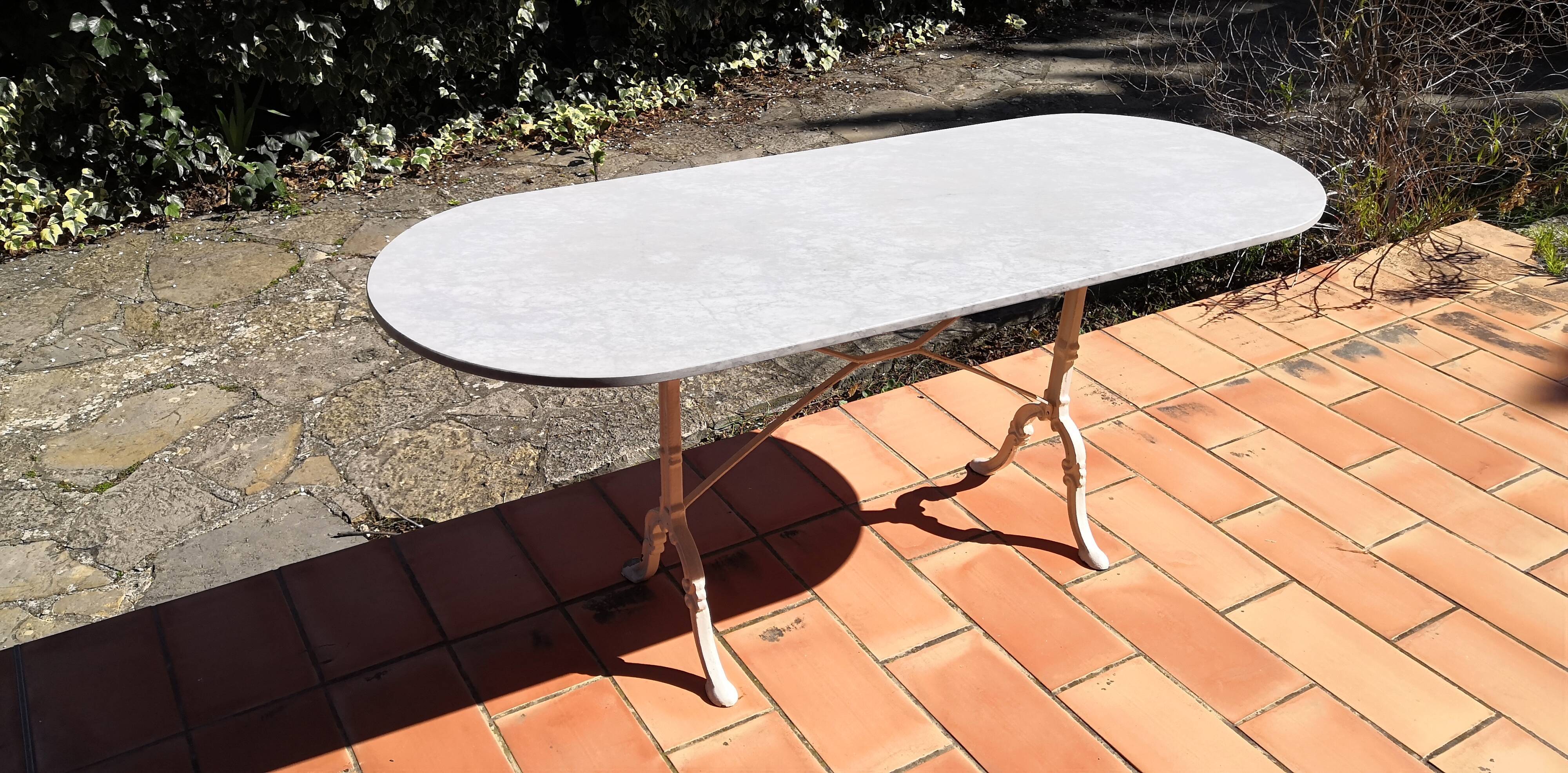 Table à manger oblongue marbre blanc & pied en fonte vintage