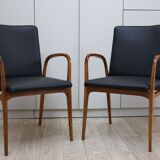 Suite de 2 fauteuils en cuir noir et bois